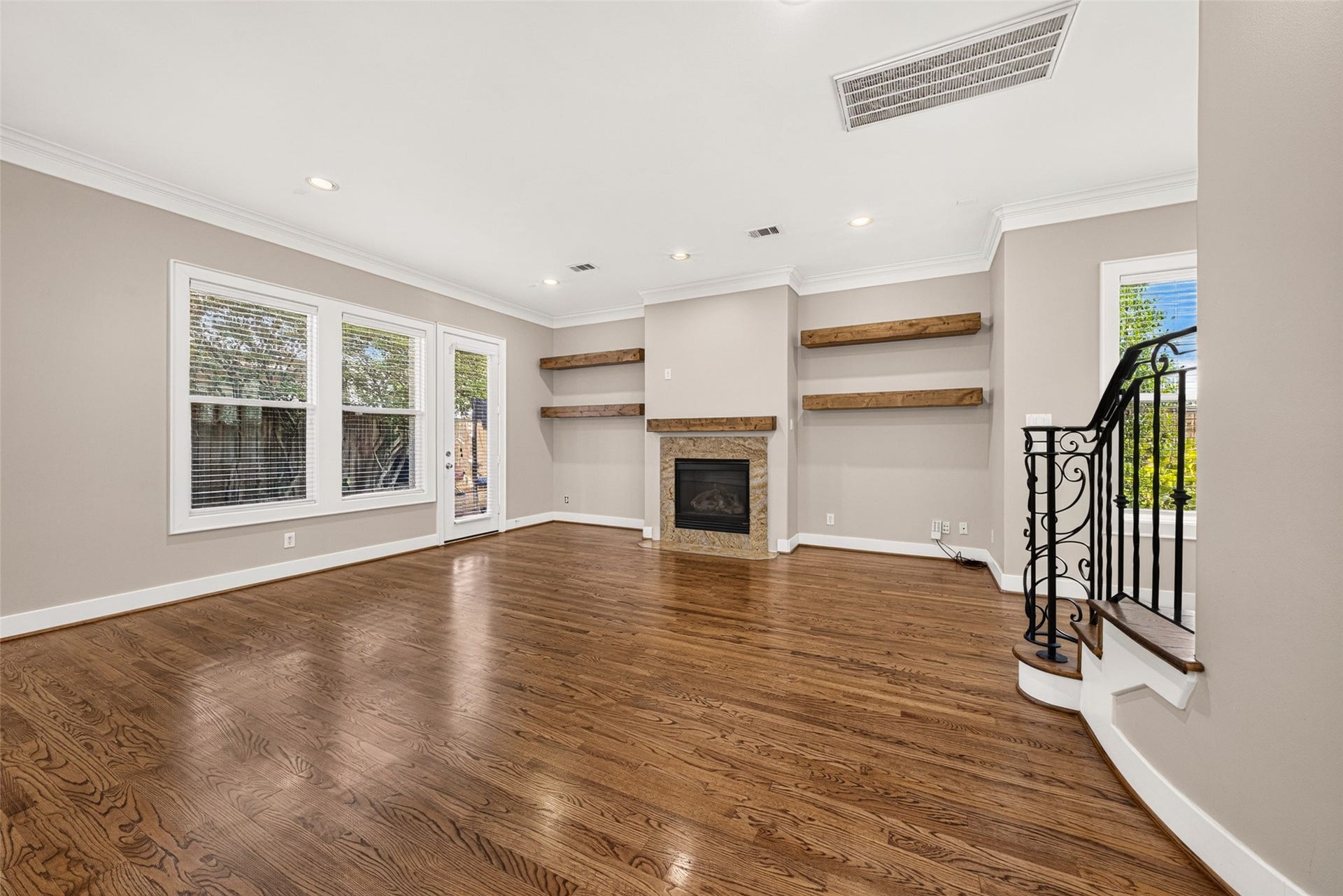 2816 Mcculloch Circle, Houston, TX 77056 Living room