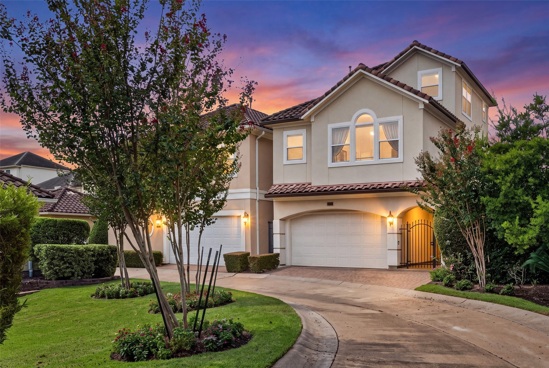 2816 Mcculloch Circle, Houston, TX 77056 Stunning three story 3-4 bedrooms and 4.5 bathroom home