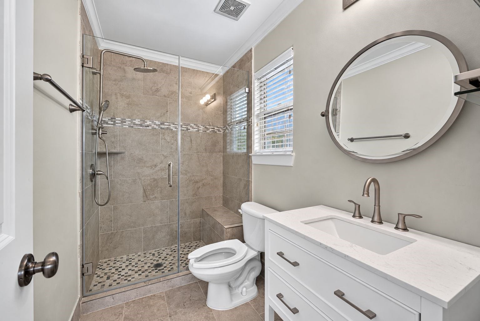 2816 Mcculloch Circle, Houston, TX 77056 3rd floor fully remodeled bathroom