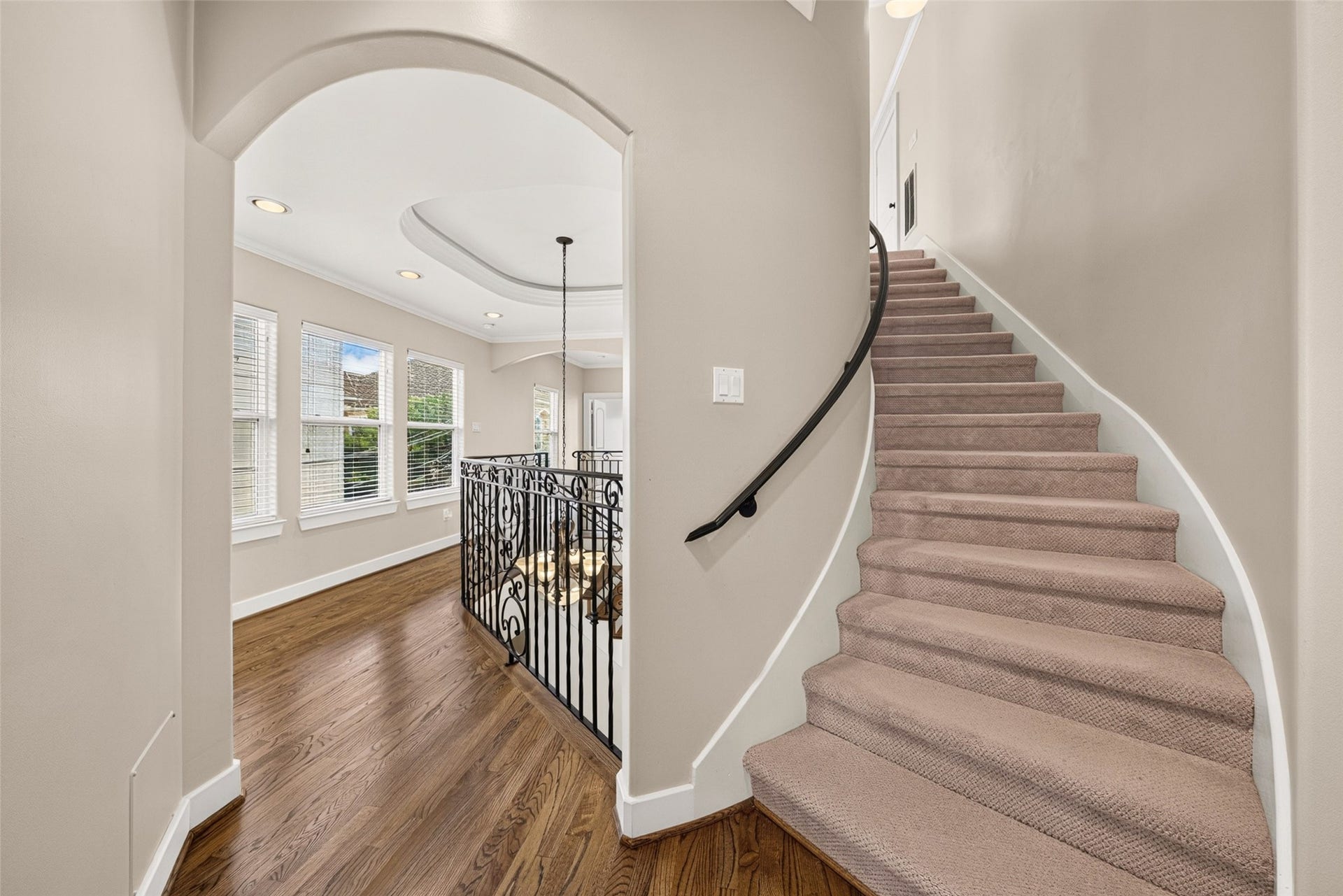 2816 Mcculloch Circle, Houston, TX 77056 Going up to the third floor
