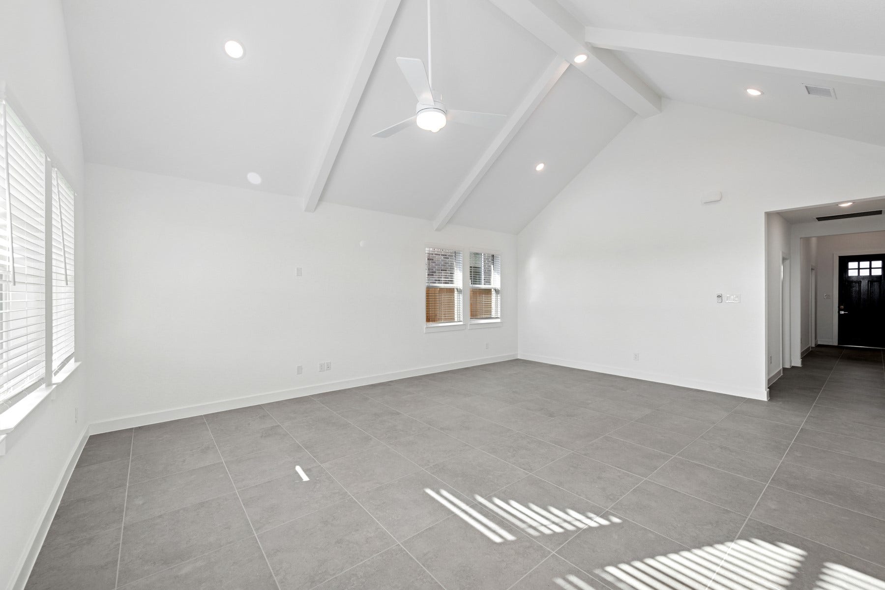 3032 Poplar Bluff Road, Magnolia, TX 77363 Bright and airy living area (*Photo not of actual home and used for illustration purposes only.)