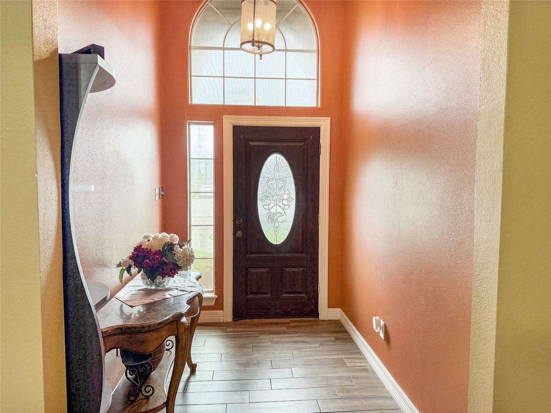 134 Dove Trail, Richwood, TX 77531 Inviting front foyer offering a welcoming entry and an easy transition into the homes main living areas.