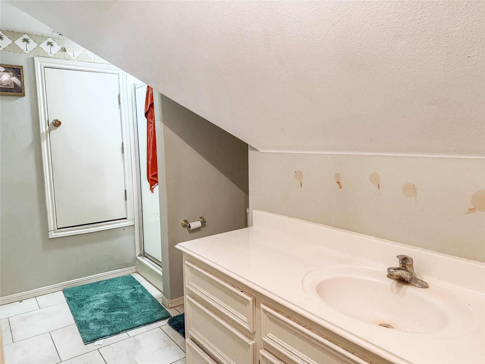 134 Dove Trail, Richwood, TX 77531 Additional upstairs bathroom featuring a stand-up shower and a functional layout for added convenience.