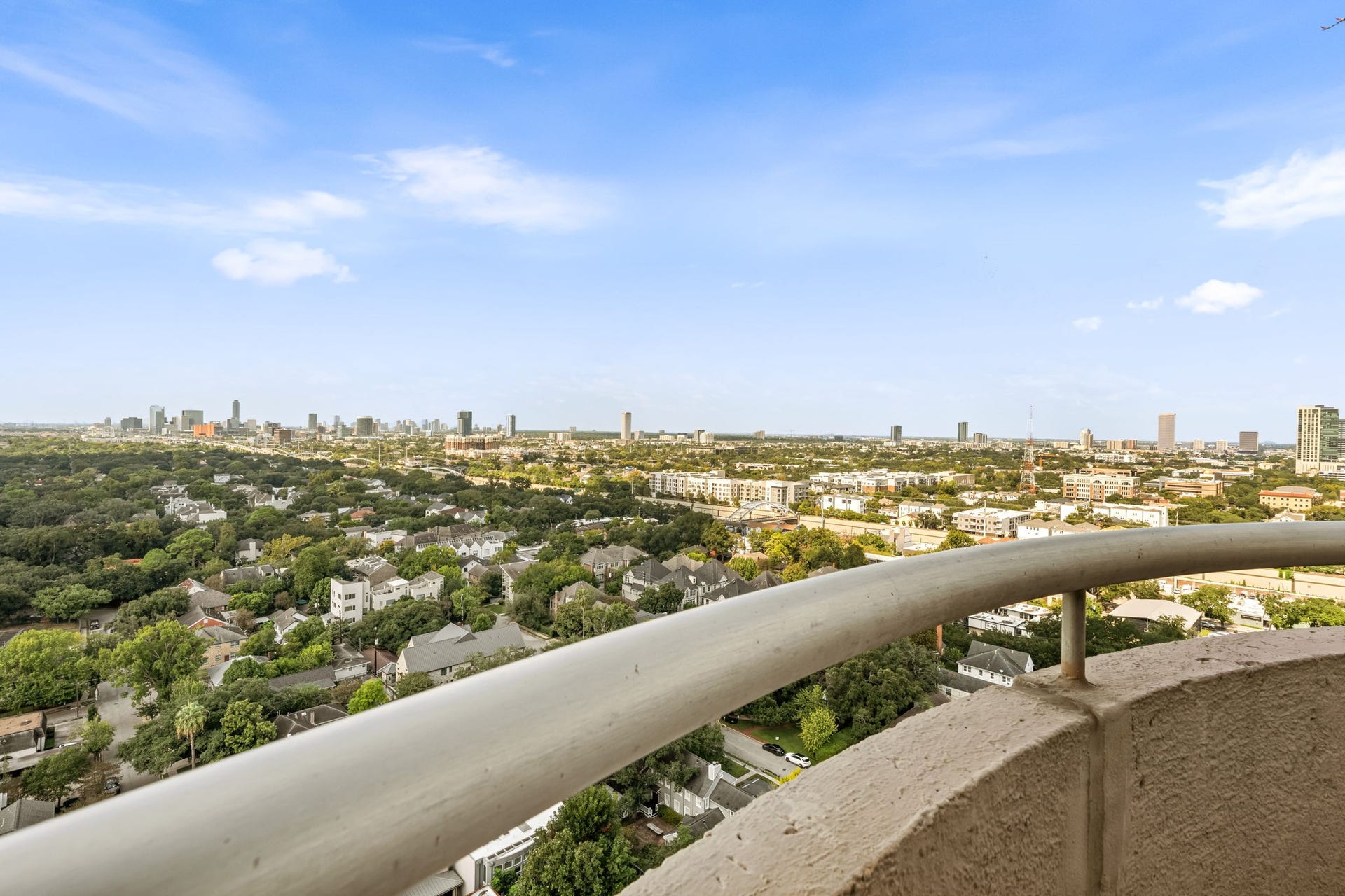 Sweeping views stretch across the city from the residence's elevated 21st-floor position. This open panorama captures the remarkable scale and energy of central Houston.