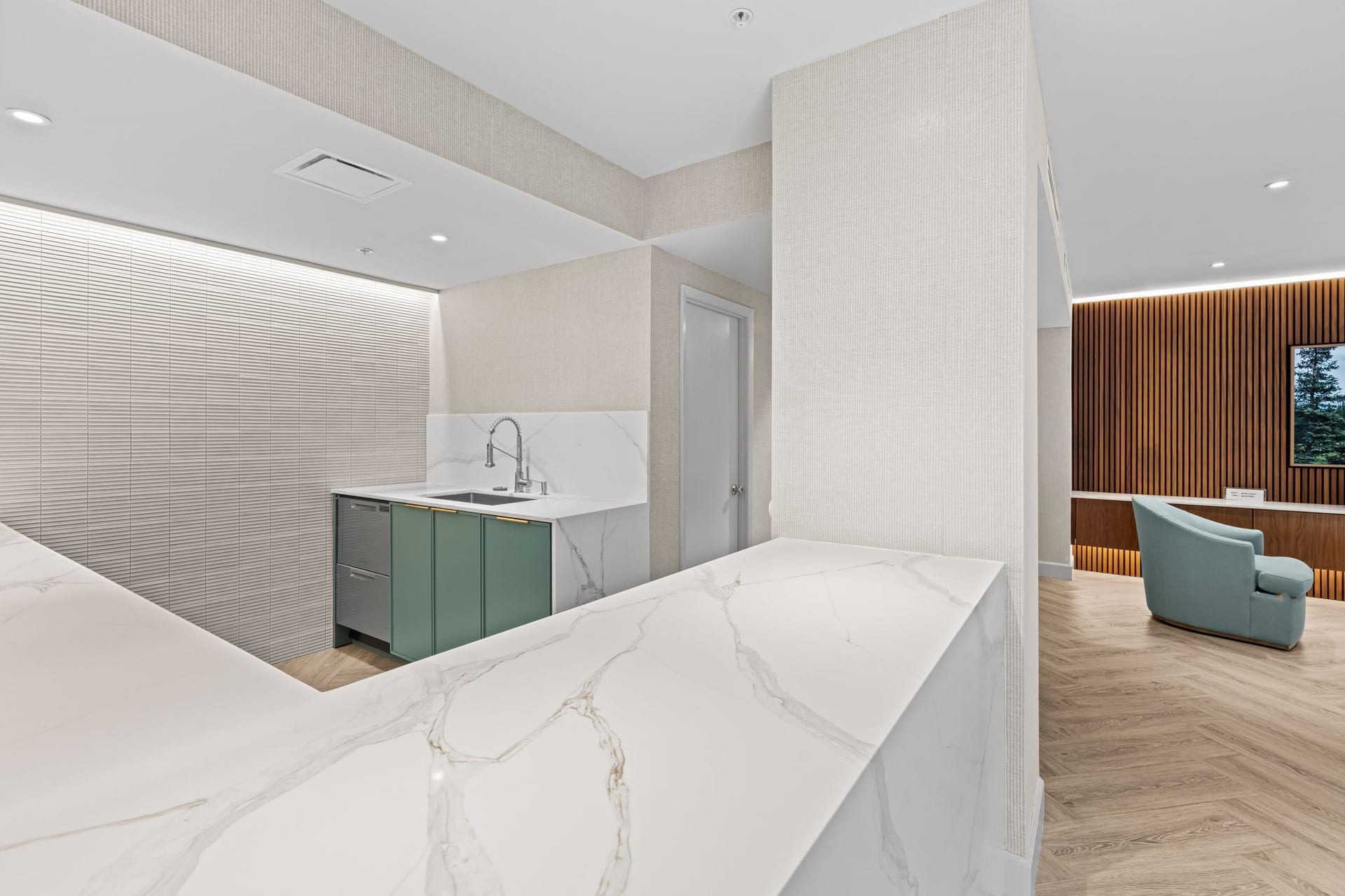 The sixth-floor residents entertaining salon includes a convenient service area for resident gatherings. Its open layout complements the adjacent lounge, pool, and landscaped recreation spaces.