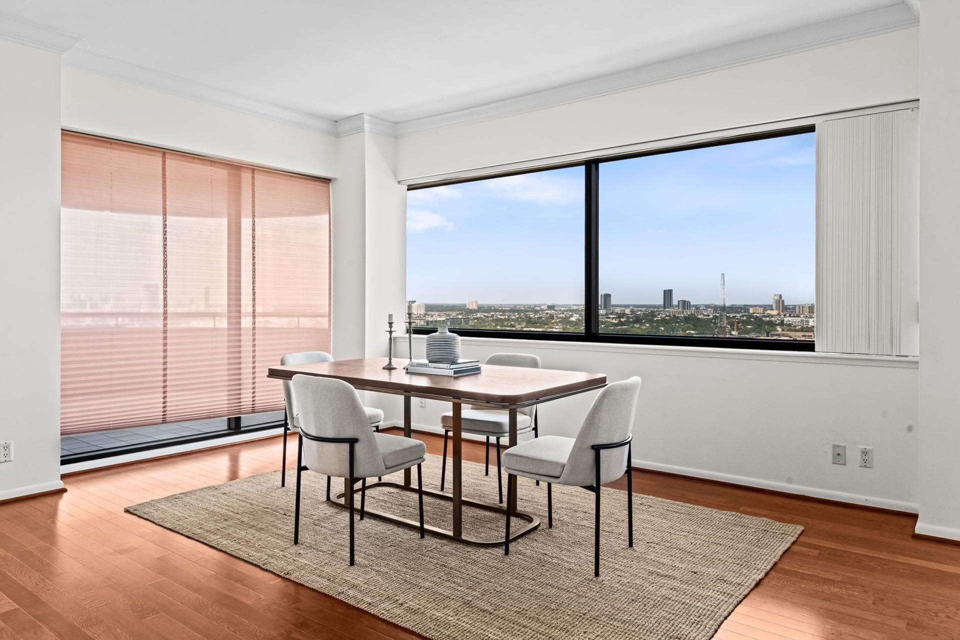 A dedicated dining area enjoys striking outlooks through wide corner windows. Its connection to the main living space supports effortless entertaining without sacrificing definition.