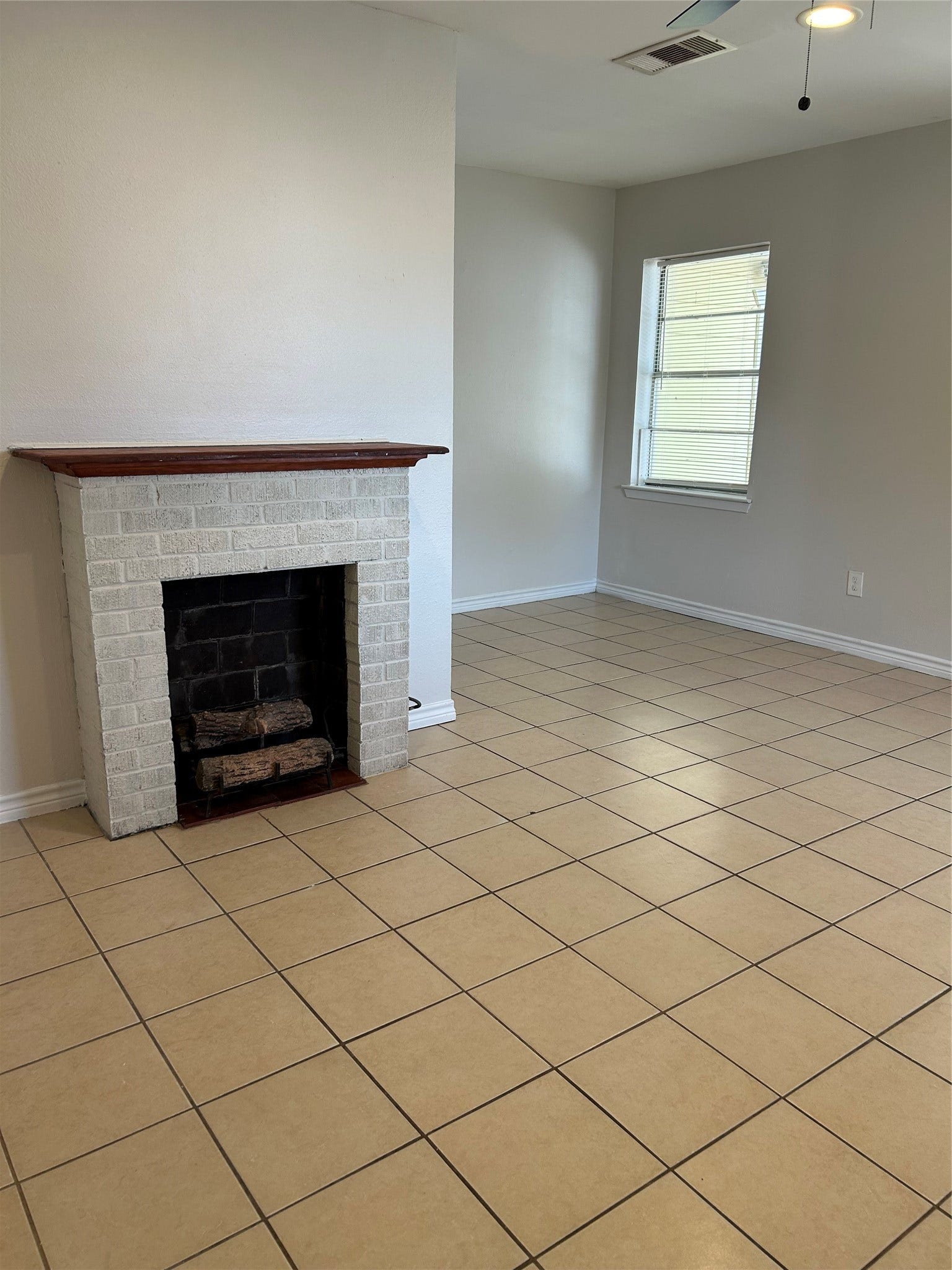 708 Zoe Street, Houston, TX 77020 Living Room