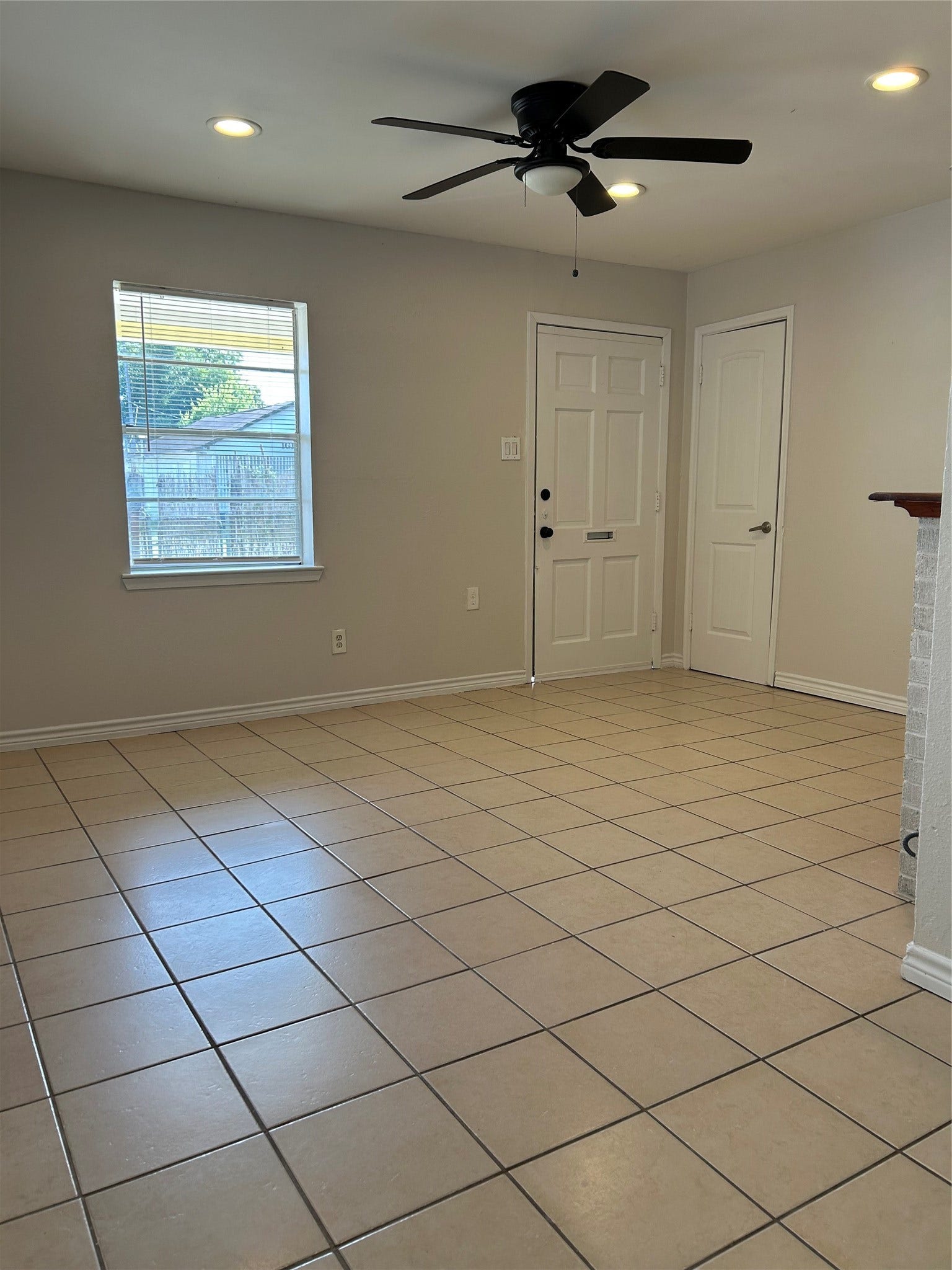 708 Zoe Street, Houston, TX 77020 Living Room