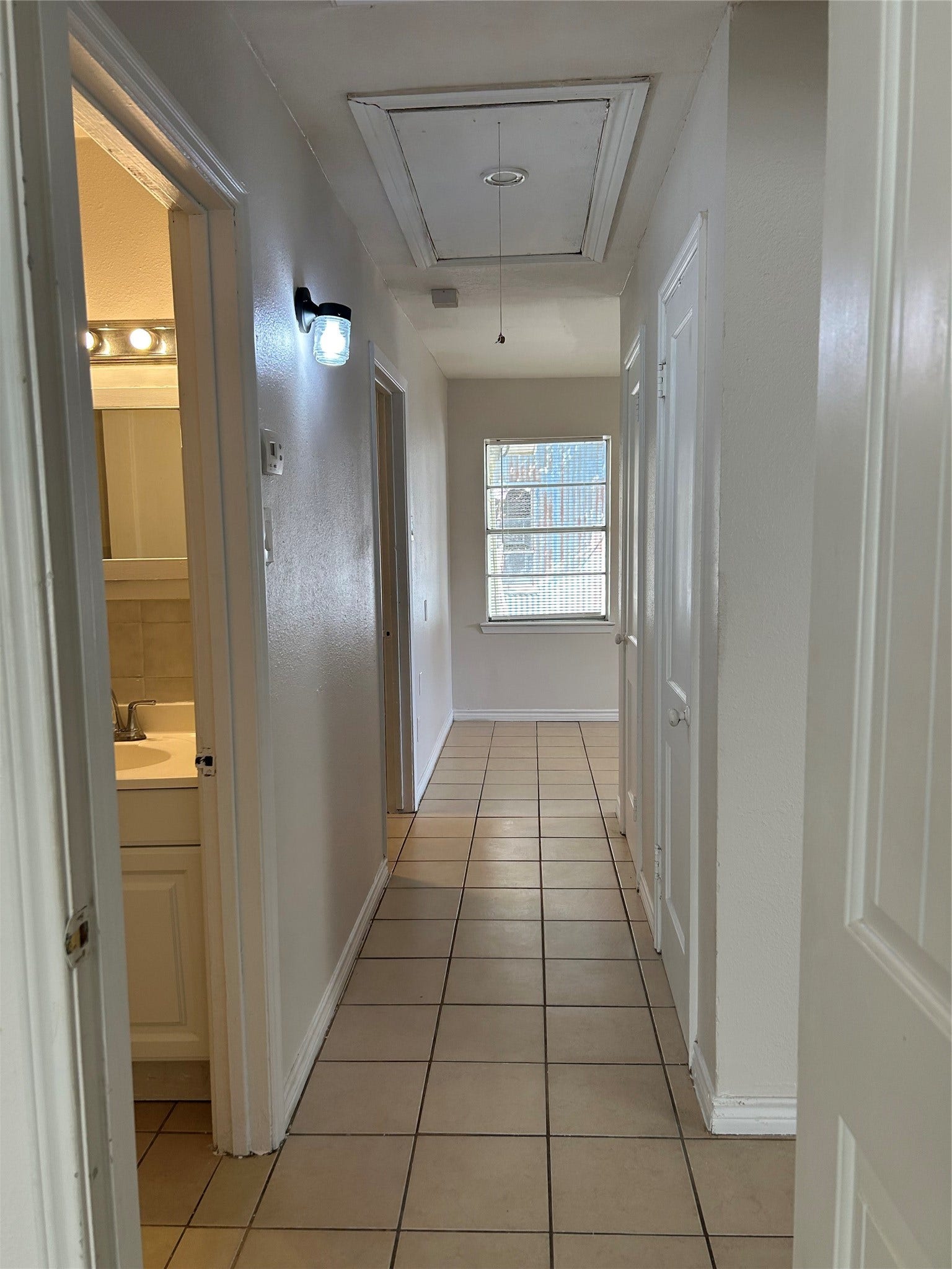 708 Zoe Street, Houston, TX 77020 Hallway