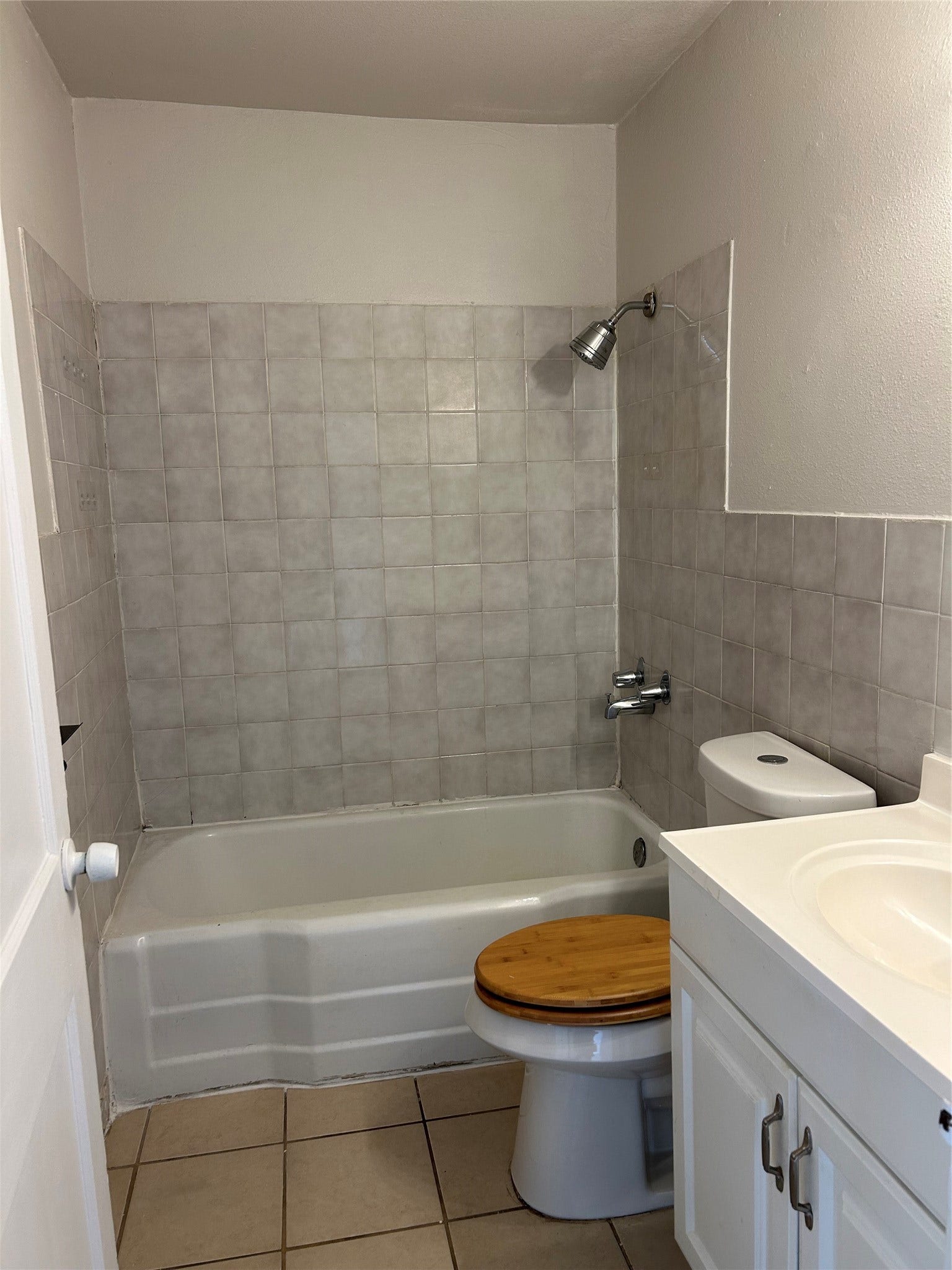 708 Zoe Street, Houston, TX 77020 Full Bathroom