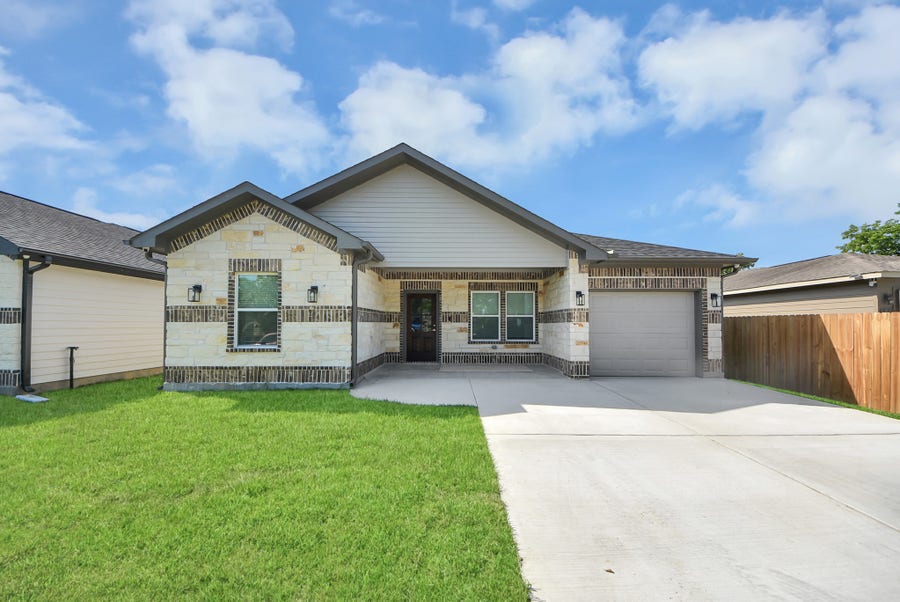 Property photo for 604 Miriam Street, Baytown, TX