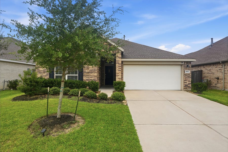 Property photo for 4902 Penton Meadow Lane, Rosharon, TX