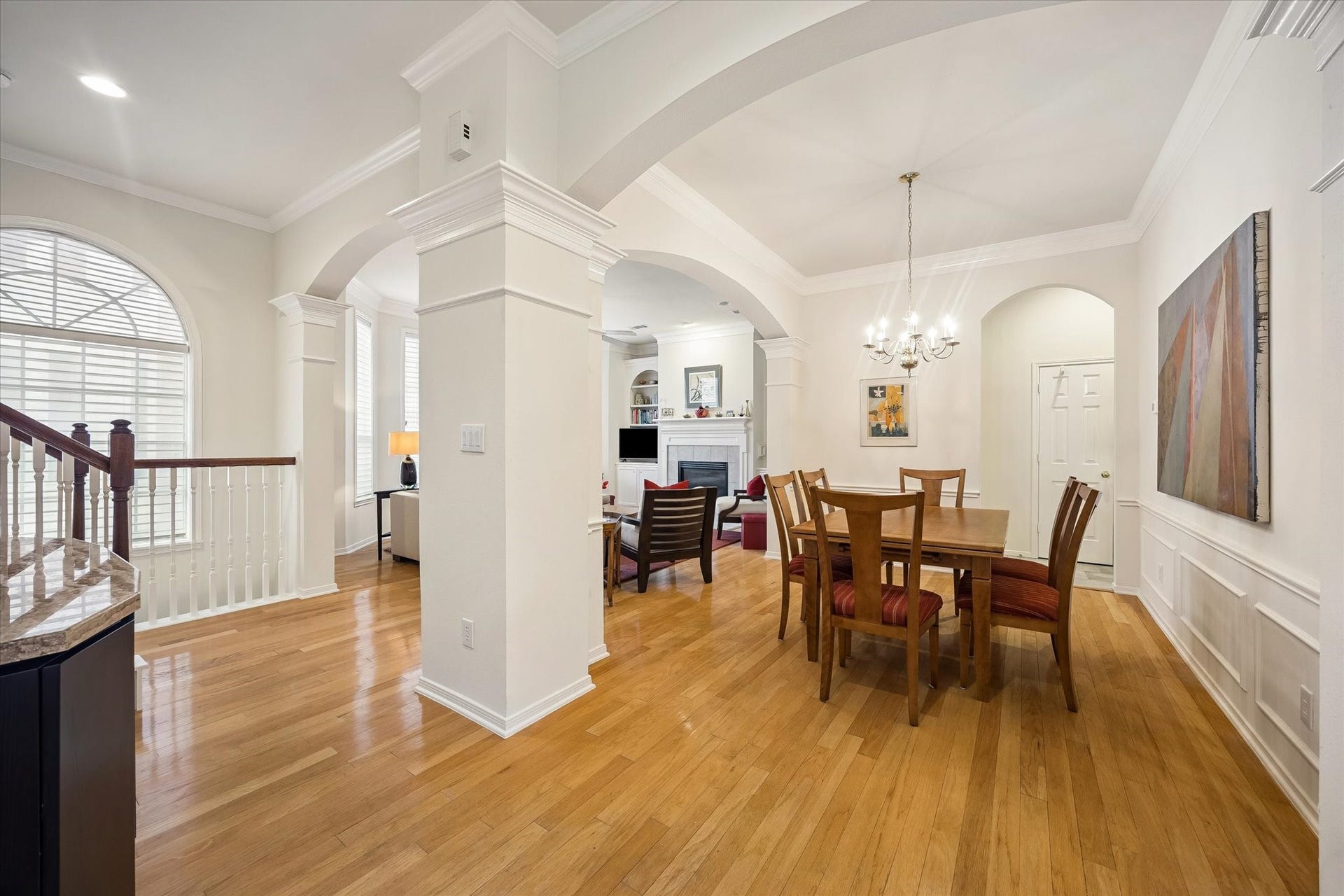 5213 Blossom Street, #A, Houston, TX 77007 Notice the elegant, architectural arches through which the beautiful natural light emmanates.