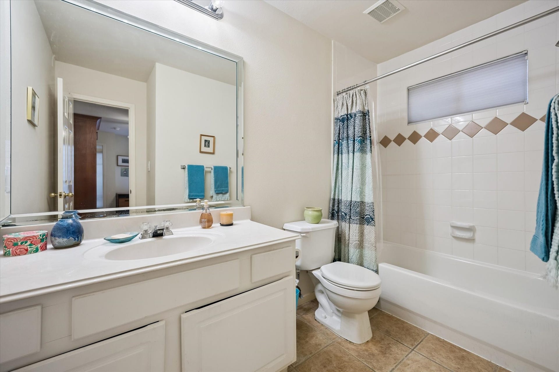 5213 Blossom Street, #A, Houston, TX 77007 Full bathroom of one of the secondary bedroms