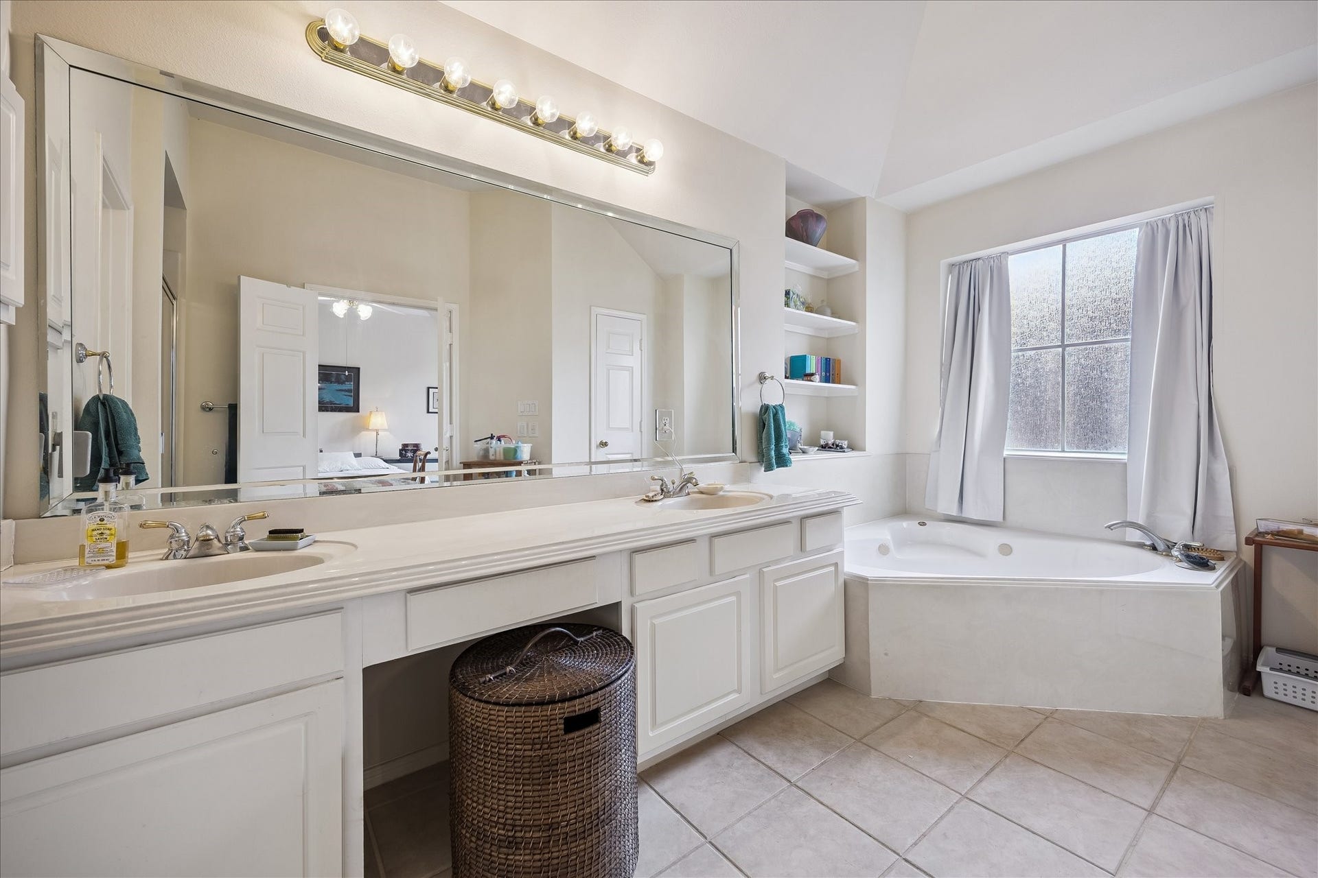 5213 Blossom Street, #A, Houston, TX 77007 Primary Bathroom has a jetted spa tub.