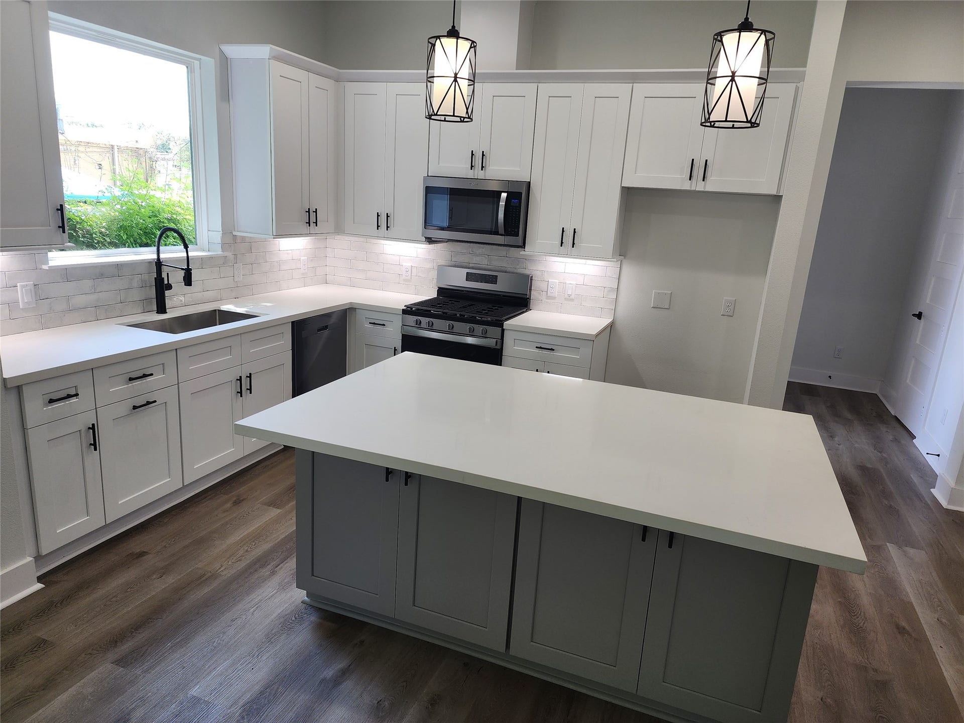 5518 Cortlandt Street, Houston, TX 77076 FUNCTIONAL KITCHEN WITH SOFT CLOSE DOORS AND DRAWERS CABINETRY