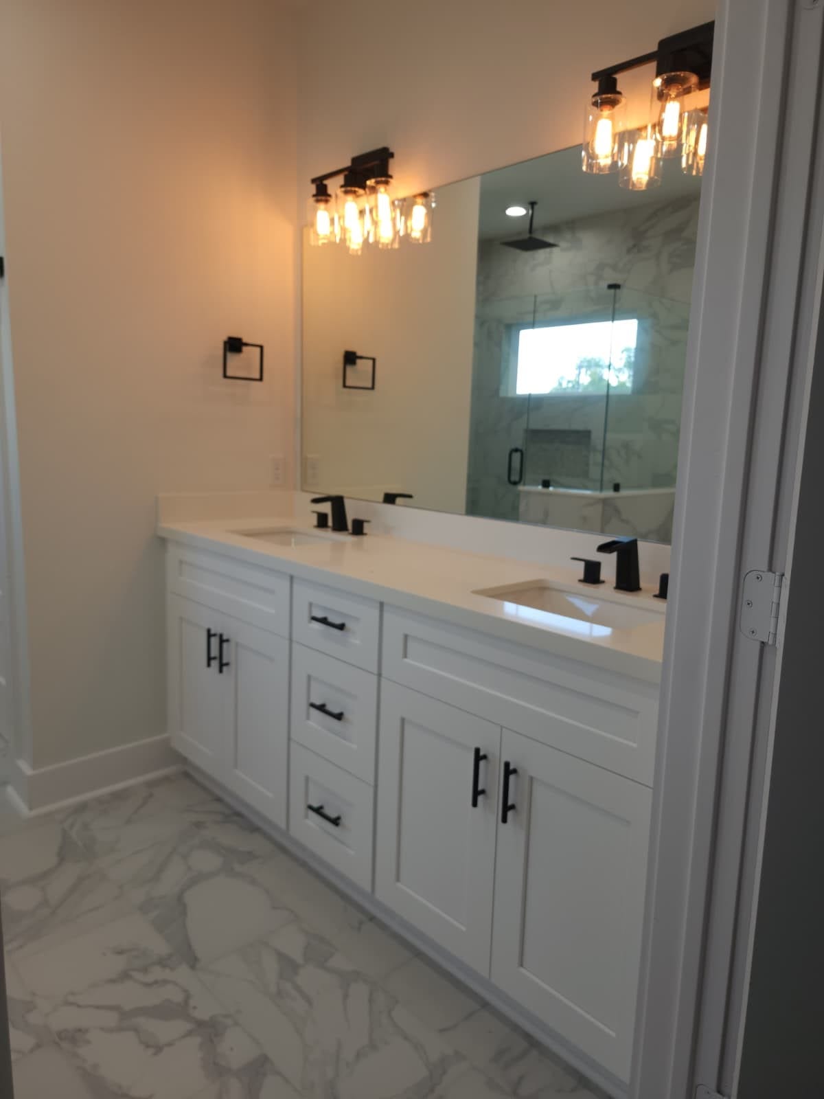 5518 Cortlandt Street, Houston, TX 77076 WIDE SPACE AT DOUBLE SINK