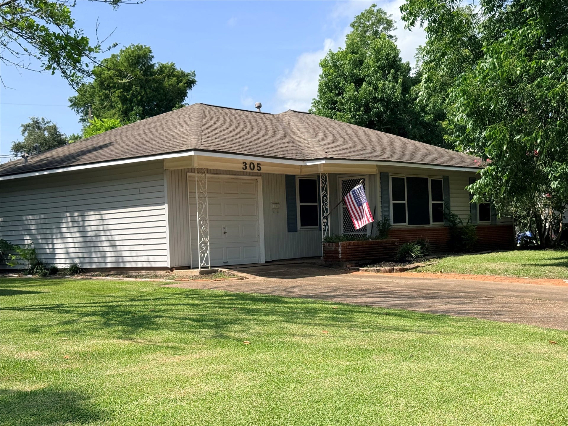 305 Wisteria Street, Lake Jackson, TX 77566 305 Wisteria Street, Lake Jackson, TX 77566