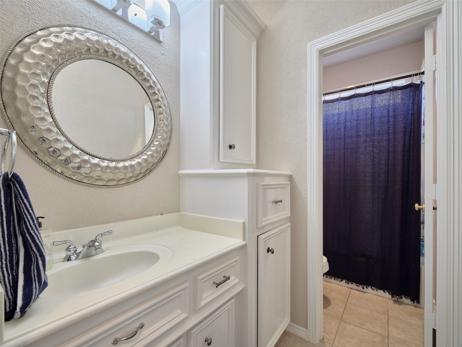 7111 Mohave Hills, Houston, TX 77069 Upstairs full bath adjacent to game room and bedroom