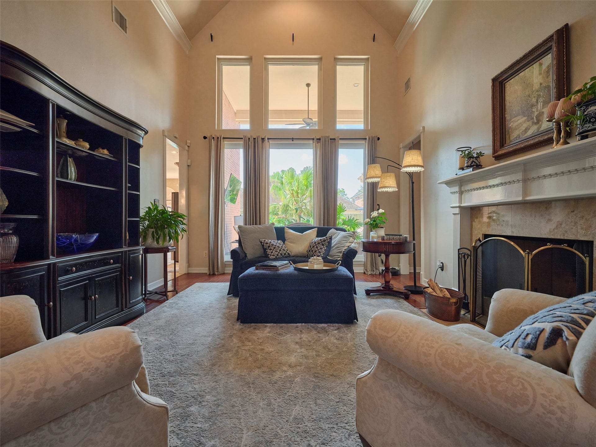 7111 Mohave Hills, Houston, TX 77069 The dramatic living room with floor to ceiling windows.