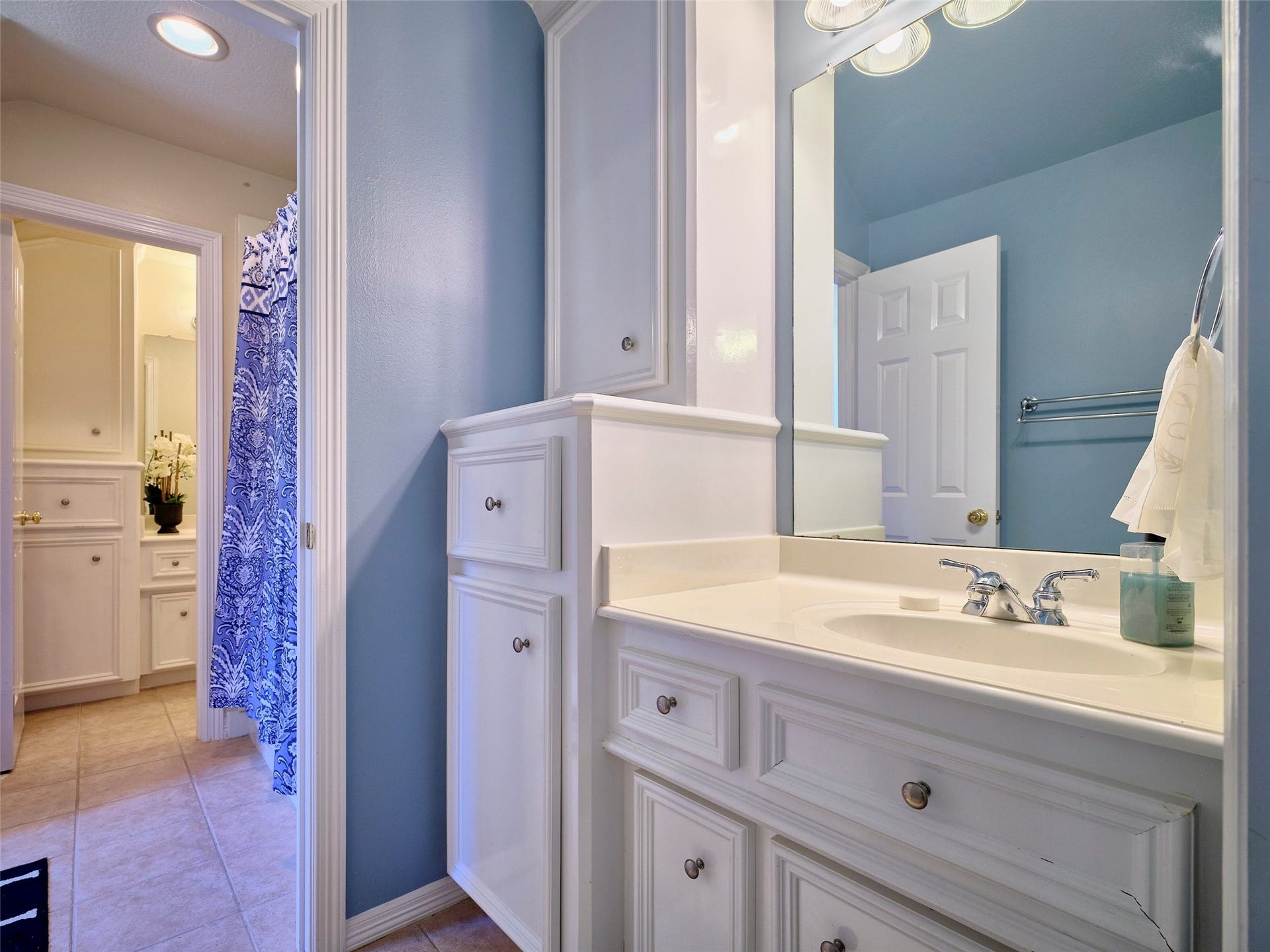 7111 Mohave Hills, Houston, TX 77069 Full bath includes vast cabinetry for storage and more.