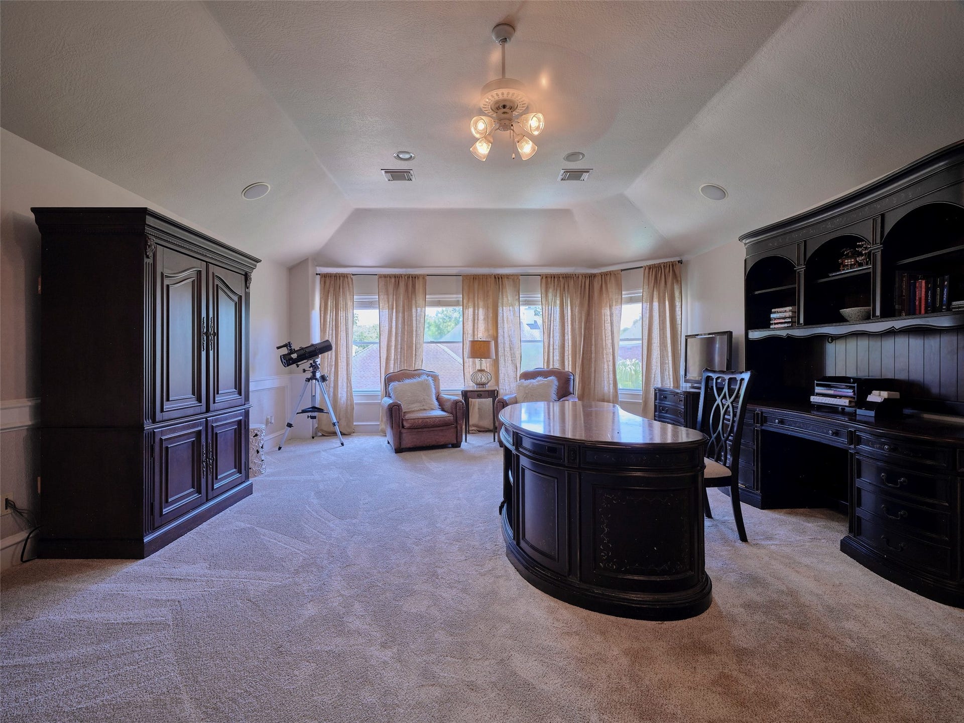 7111 Mohave Hills, Houston, TX 77069 Upstairs Spacious home office game room or additional bedroom.