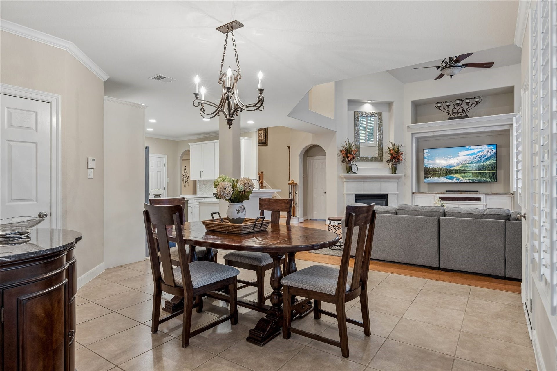 Another view of the breakfast area.