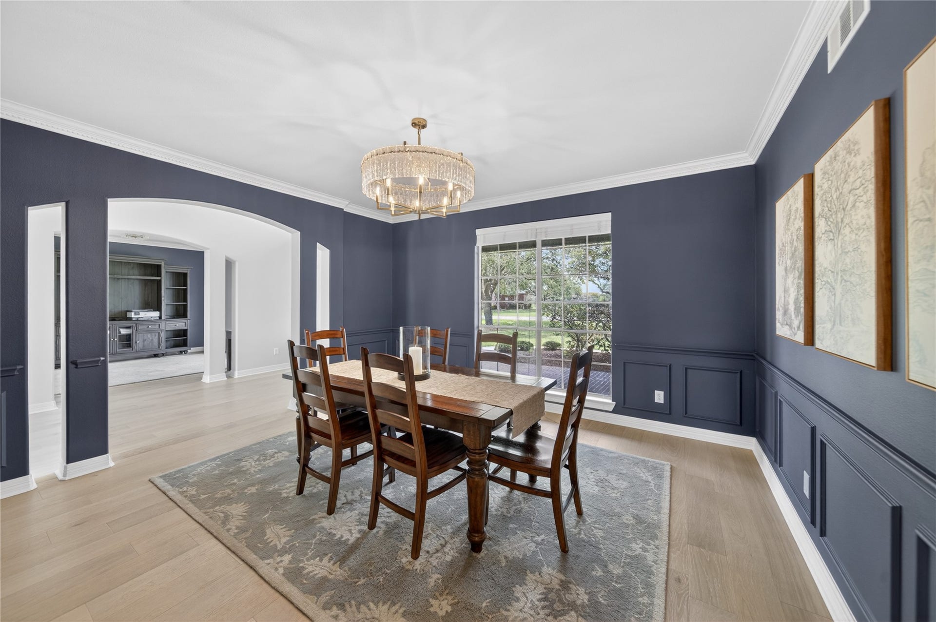 8826 Crown Jewel Drive, Richmond, TX 77469 Depending on your preferences, the area can fit either a long or round table, as well as plenty of chairs.