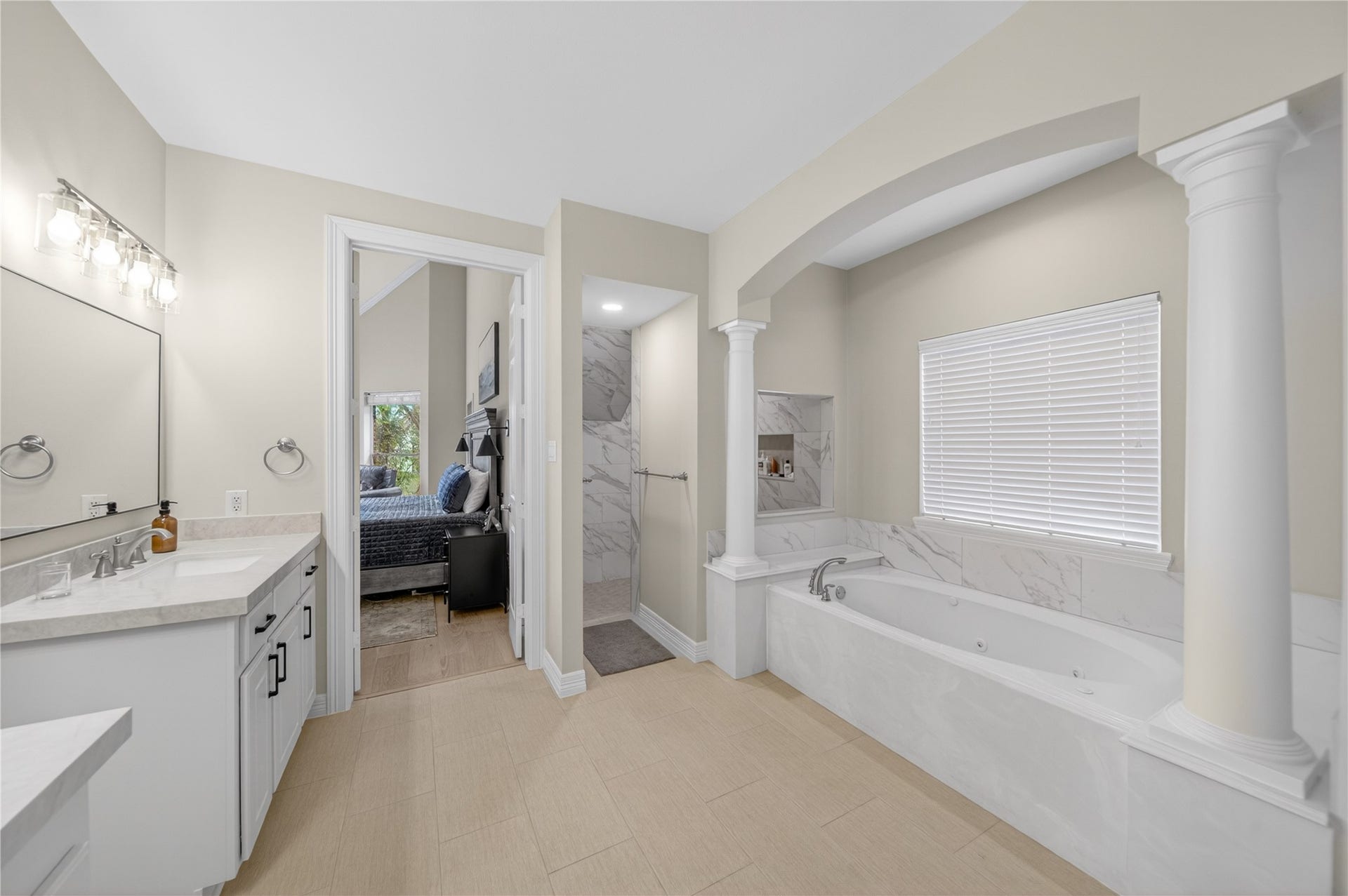 8826 Crown Jewel Drive, Richmond, TX 77469 Every primary bedroom needs an en suite with class and sophistication! Delivering ample quantities of both, this spa-like sanctuary is well-equipped for the most glamourous of self-care routines.