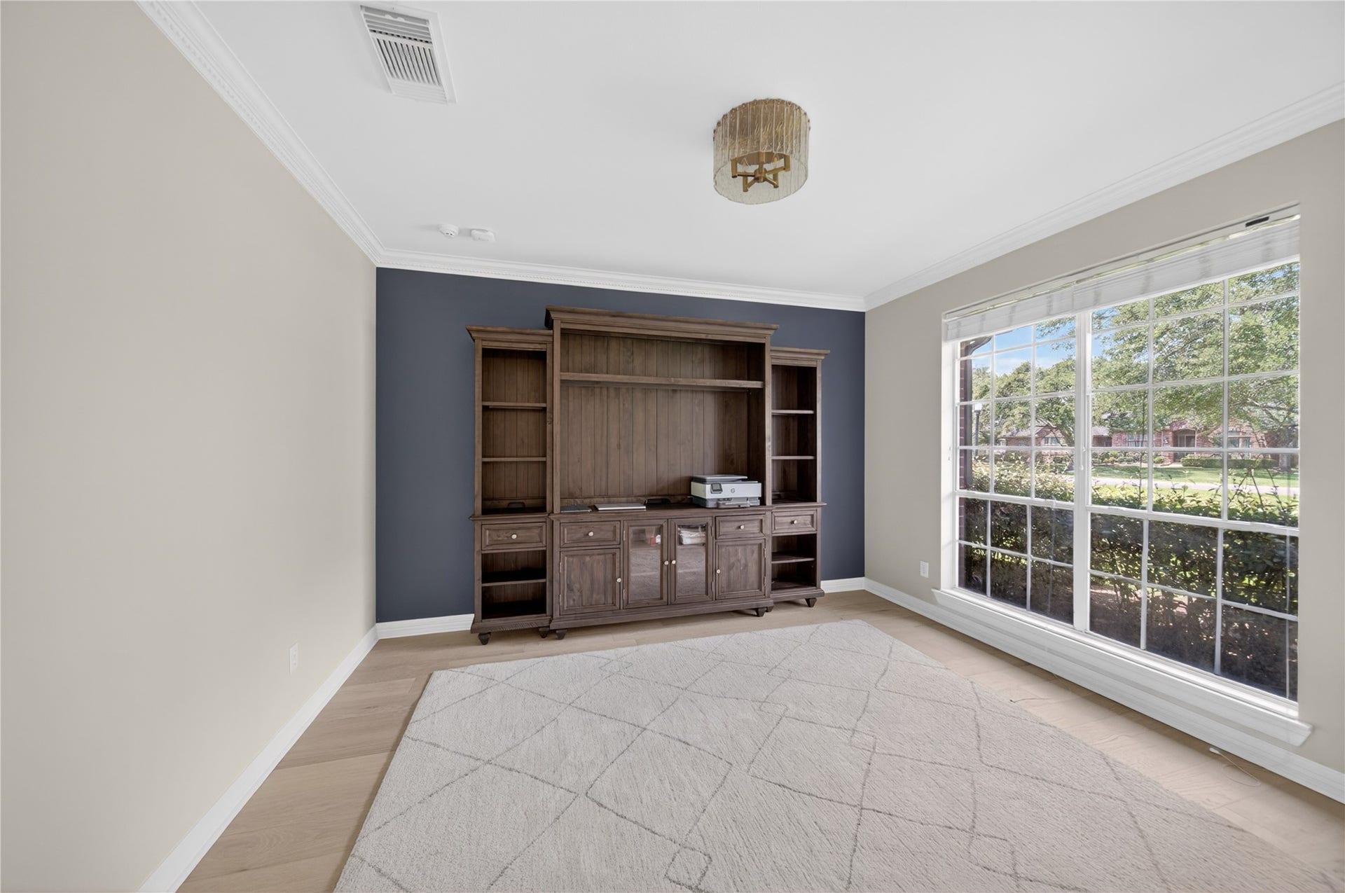 8826 Crown Jewel Drive, Richmond, TX 77469 Finding life and work balance is not always the easiest task but making the perfect office at home is simple!