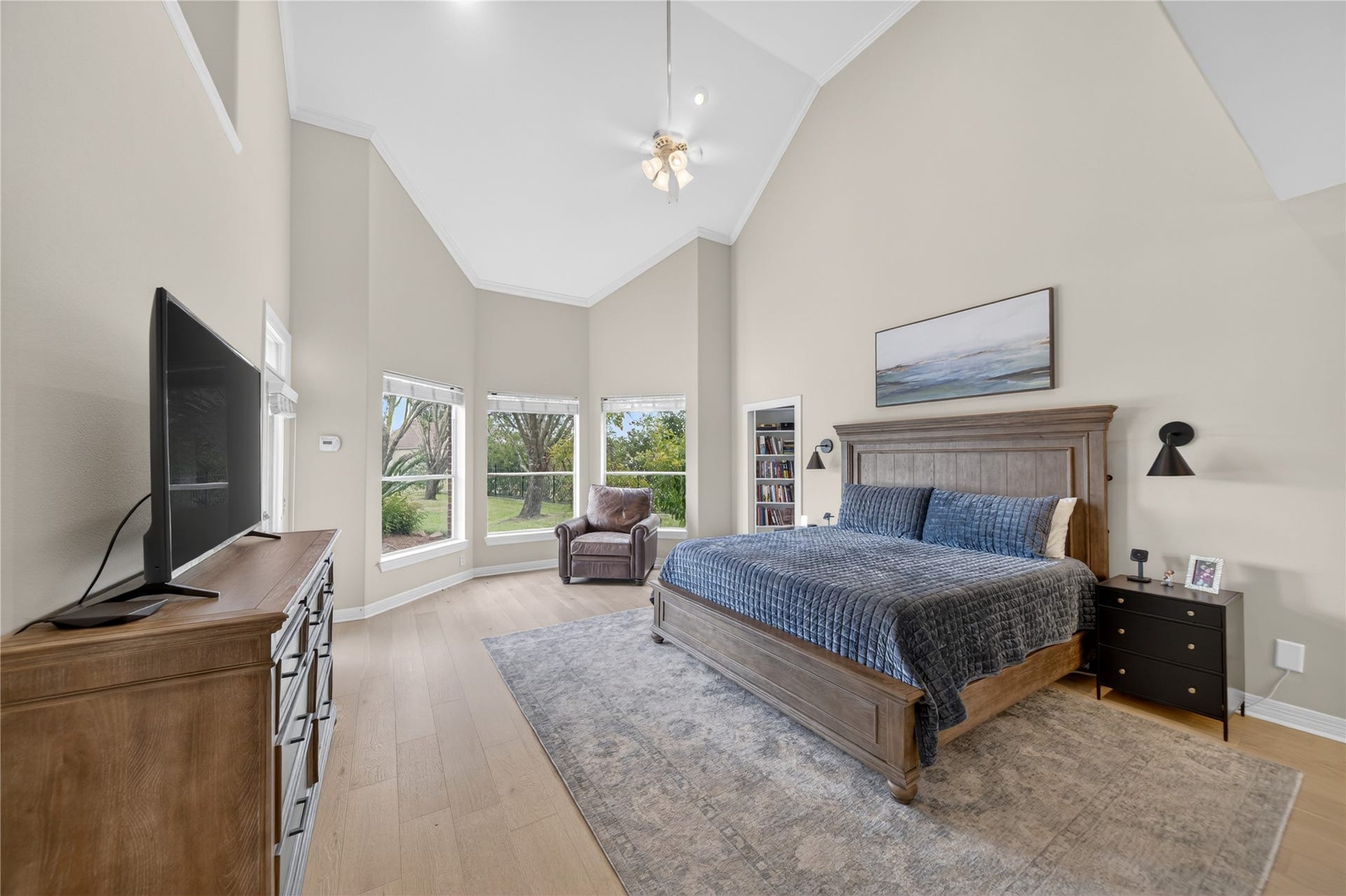 8826 Crown Jewel Drive, Richmond, TX 77469 Every evening will be more relaxing with a grand primary suite!