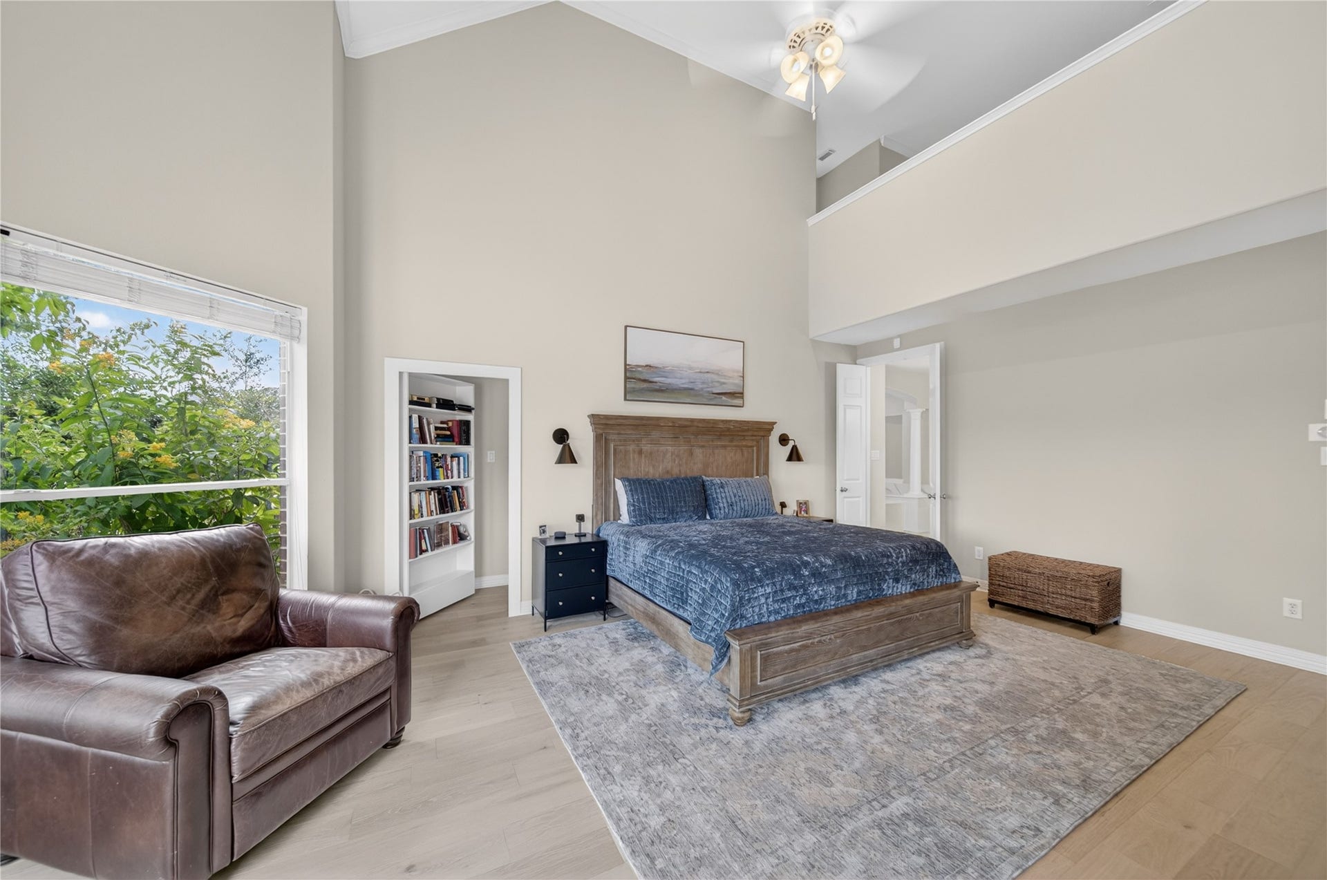 8826 Crown Jewel Drive, Richmond, TX 77469 High ceilings, soft carpet, and ample windows provide the primary bedroom with a sense of gratifying bliss. Overly sized, this leisurely space accommodates large furniture and a wide range of styles.
