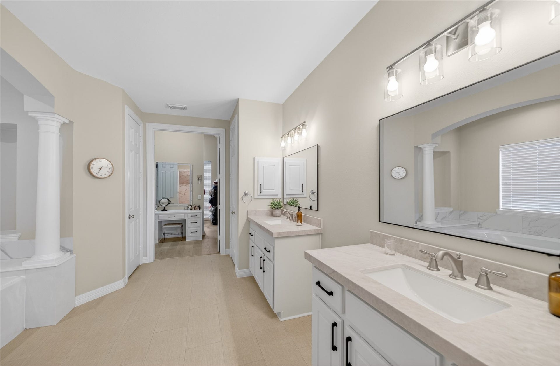 8826 Crown Jewel Drive, Richmond, TX 77469 Dual sinks complete the primary ensuite with highly functional style. With dedicated mirrors and counter space for each partner, the early morning rush is manageable and simple.