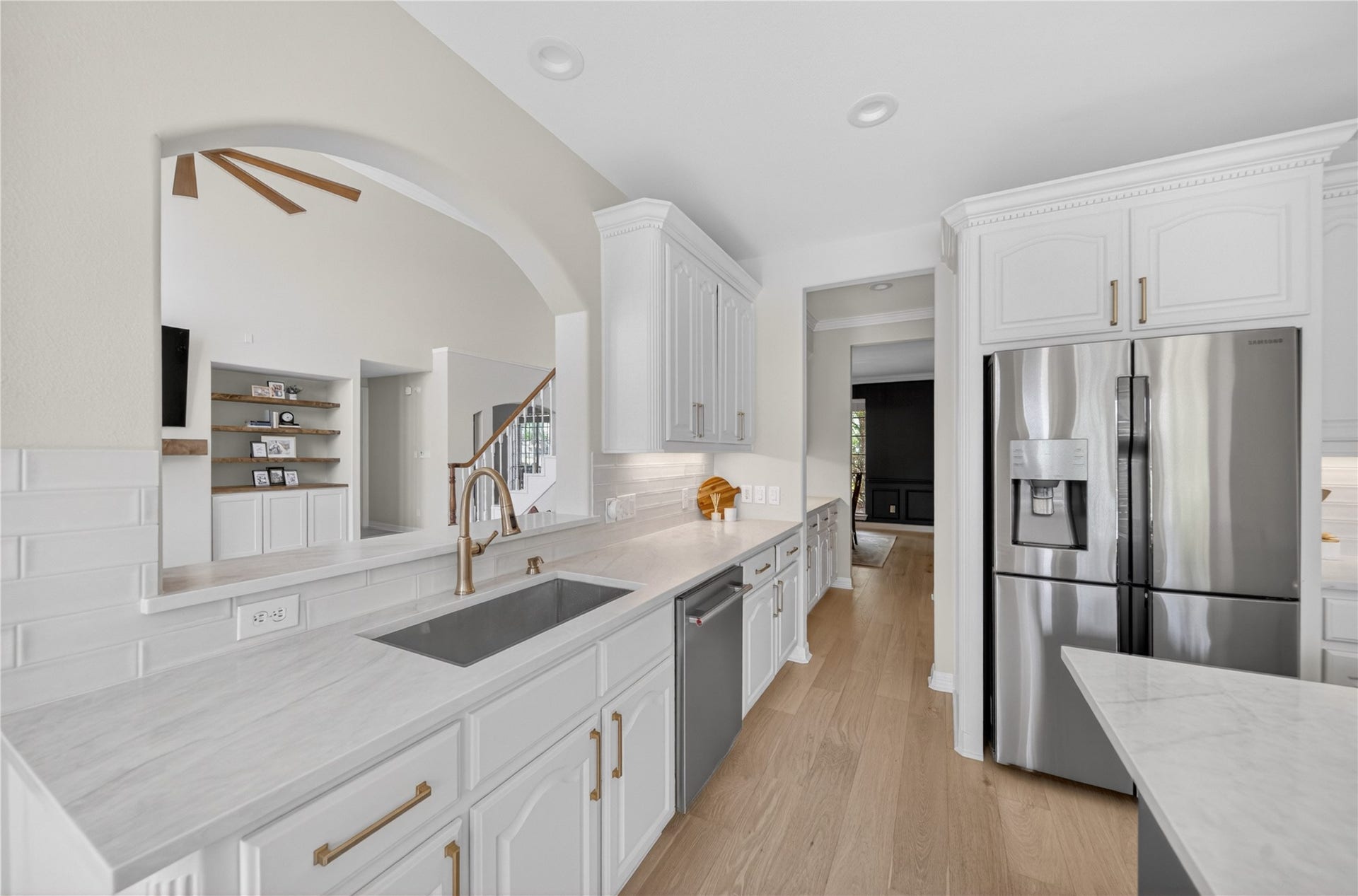 8826 Crown Jewel Drive, Richmond, TX 77469 Kitchens always look a bit neater with undermount stainless-steel sinks! Clean dishes quickly in the basin sink and easily load them in the conveniently located dishwasher.