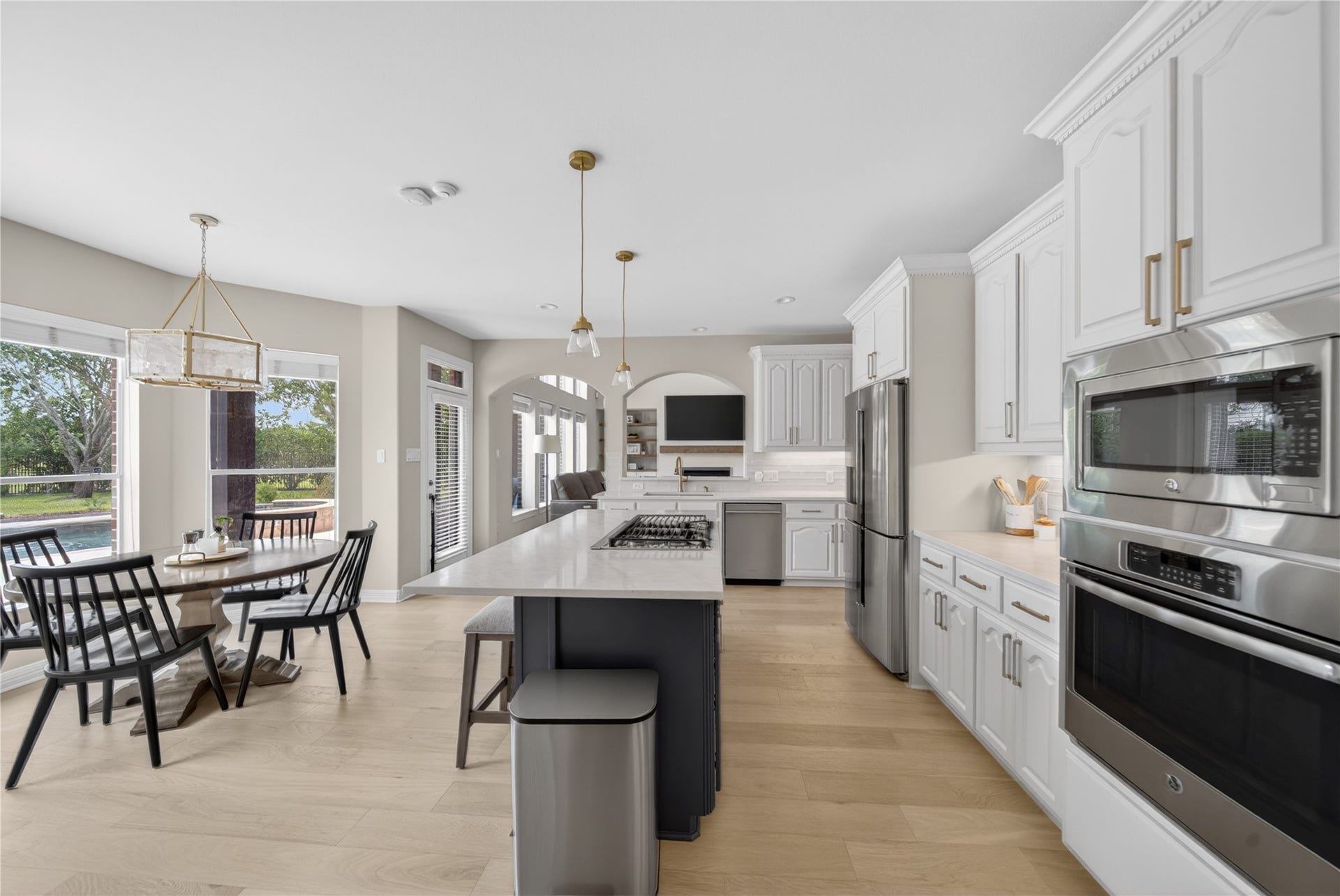 8826 Crown Jewel Drive, Richmond, TX 77469 While chopping carrots and slicing cucumbers in the gourmet kitchen, easily converse with those in the breakfast area, as well as those in the living room!