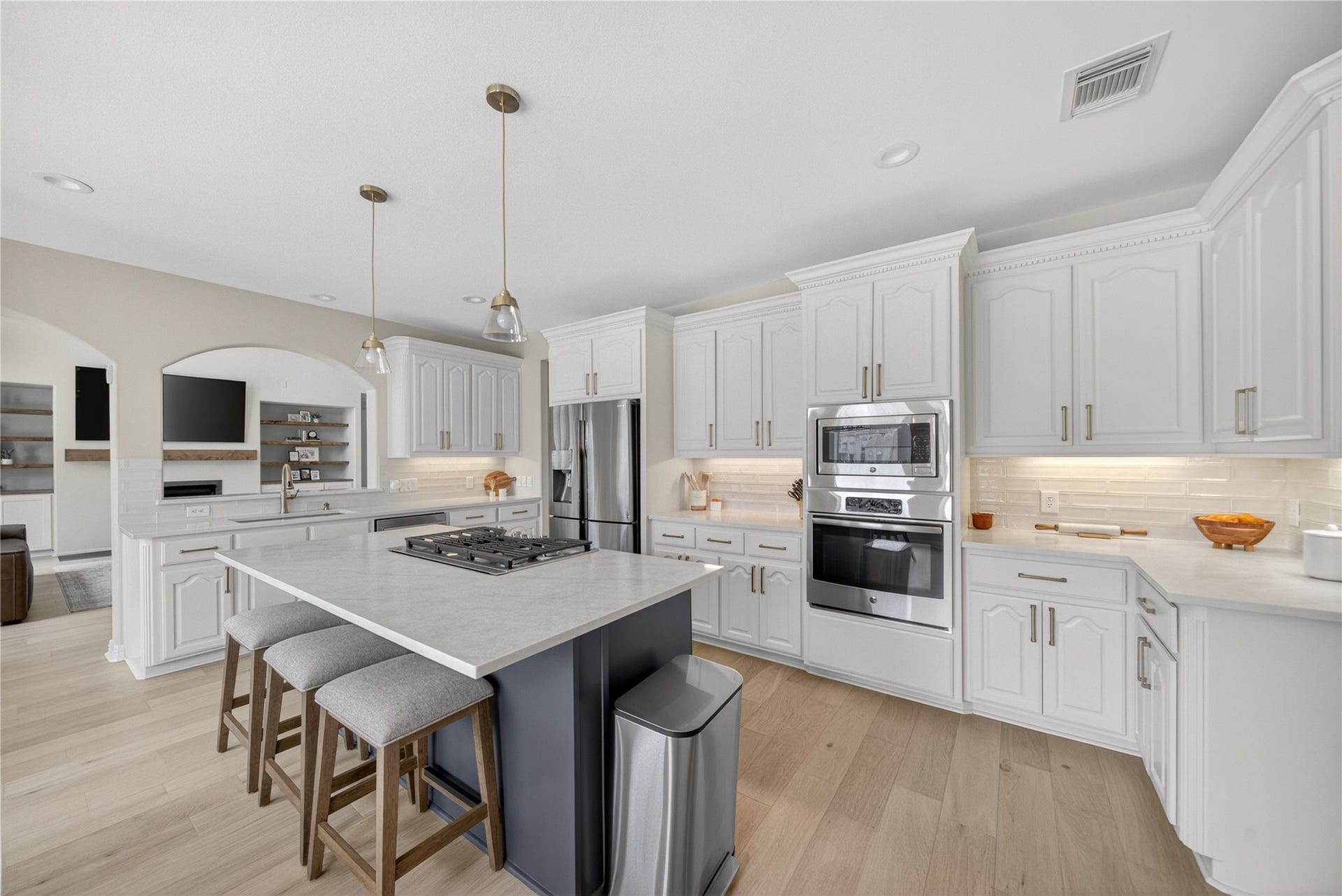 8826 Crown Jewel Drive, Richmond, TX 77469 Imagine cooking in this marvelous gourmet kitchen. Designed with beauty and function in mind, the layout allows for easy meal preparation for busy mornings and even busier evenings.