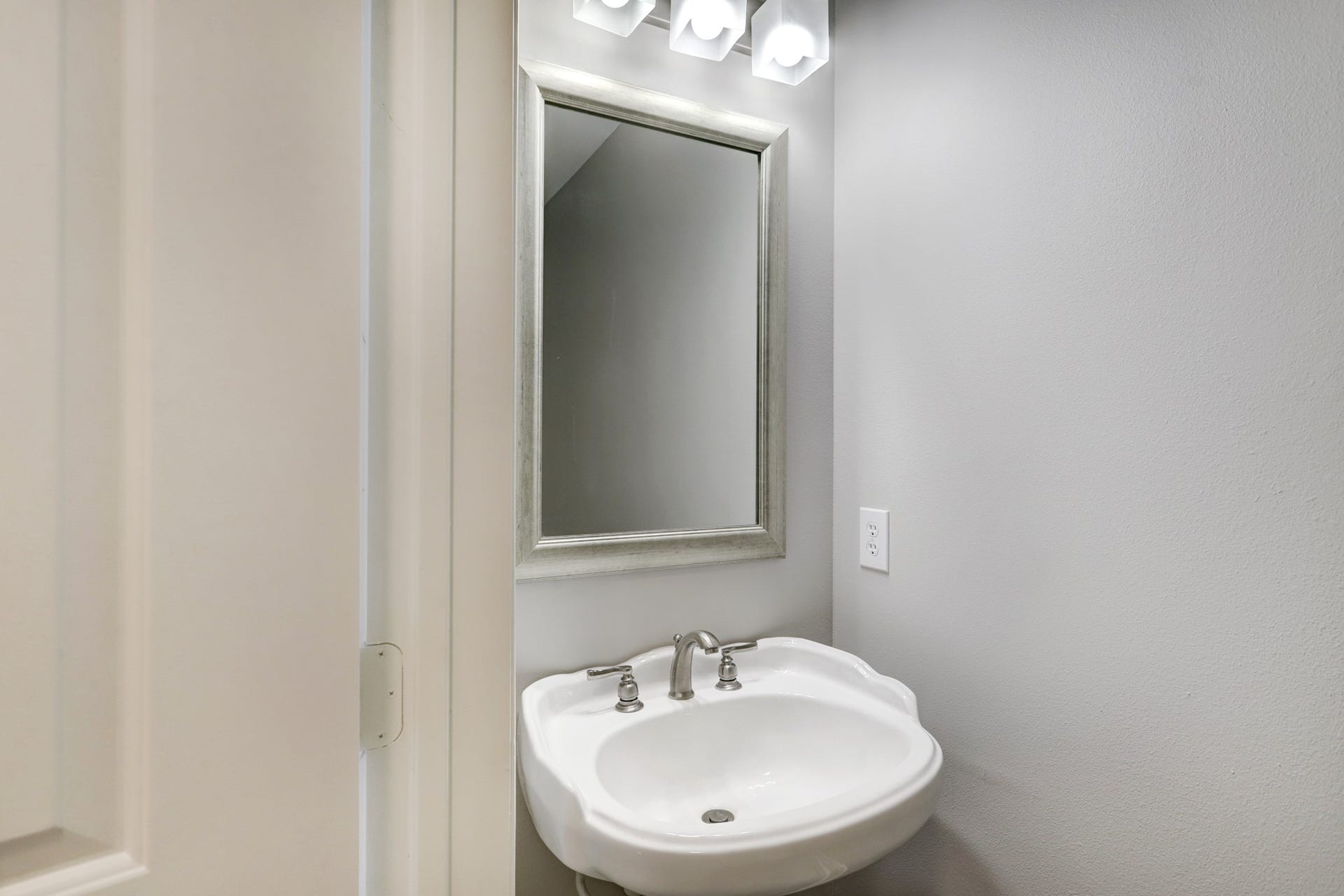 300 St Joseph Parkway, #212, Houston, TX 77002 Yes, there is a powder room for guests.