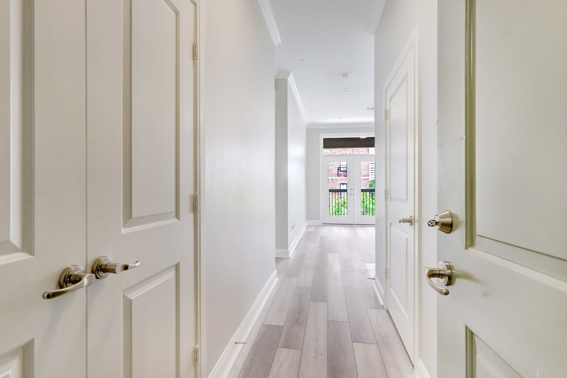 300 St Joseph Parkway, #212, Houston, TX 77002 Open the Front Door and welcome into a lovely Entry Hall!