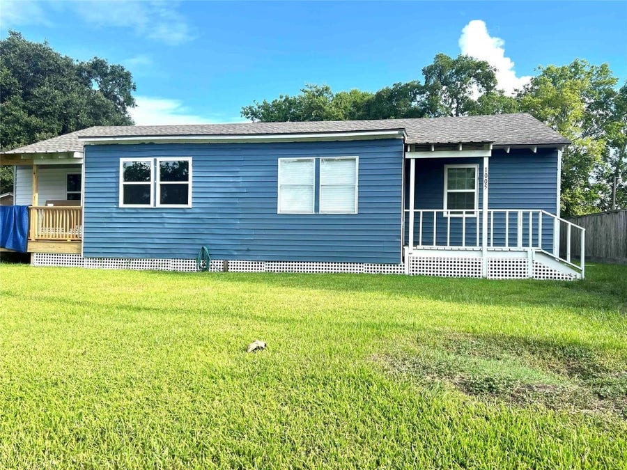 Property photo for 1005 Avenue E 1/2, Alvin, TX