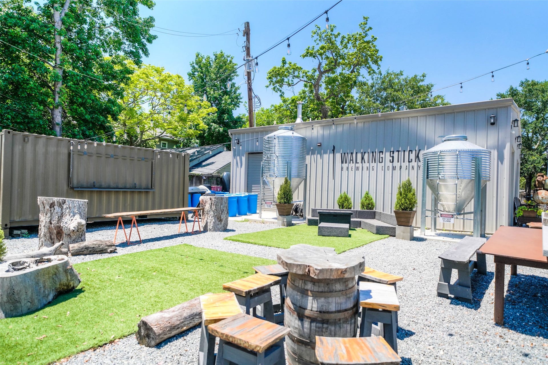 1343 Del Norte Street, Houston, TX 77018 Drink and dining options abound on Wakefield with wonderful establishments like Walking Stick Brewing Company, Great Heights Brewing Company, and CrowBar.
