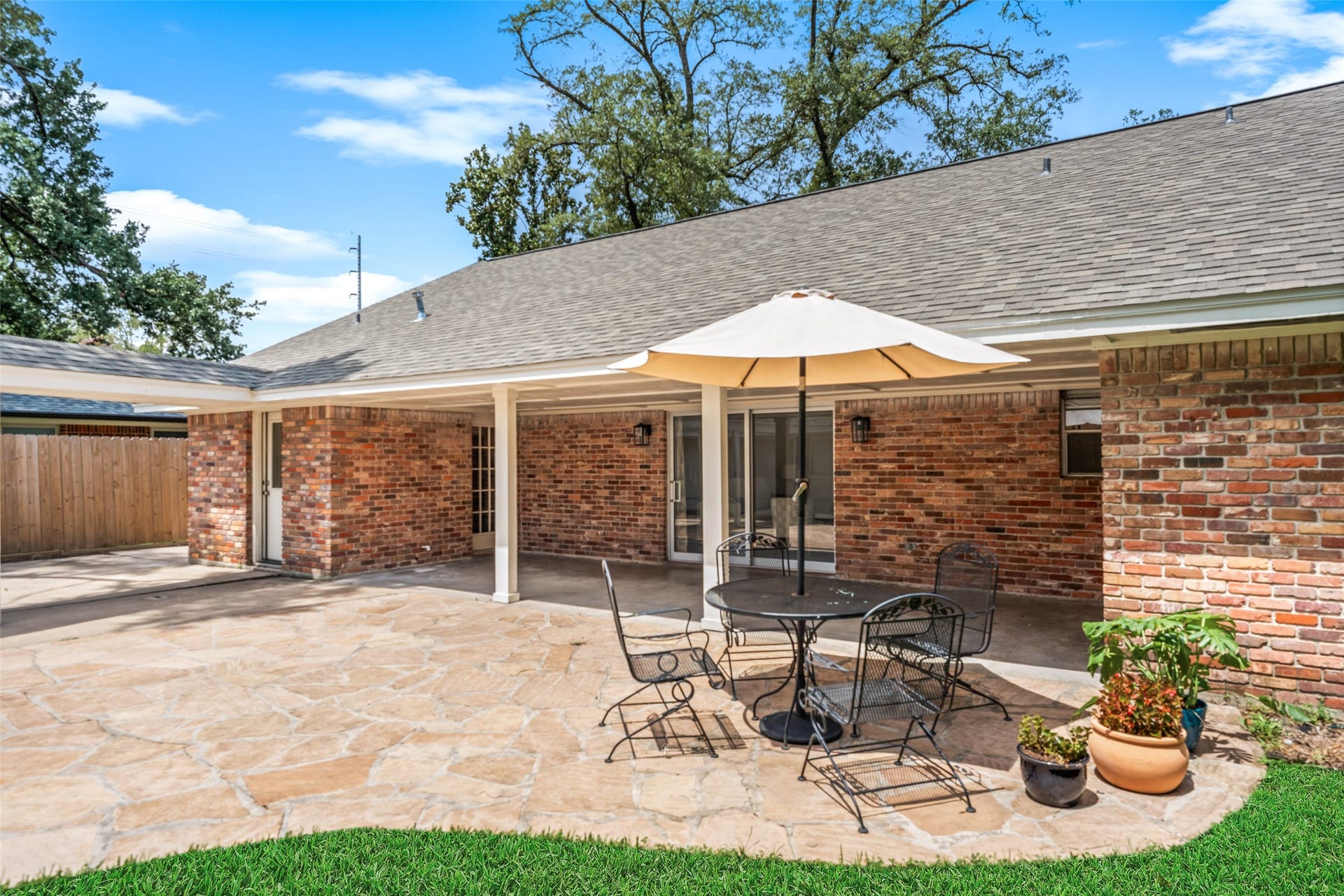 1343 Del Norte Street, Houston, TX 77018 Expansive covered patio and adjoining stone terrace offer plenty of room for outdoor dining, entertaining and relaxing, with direct access from the family room and a covered walkway leading to the detached two-car garage.
