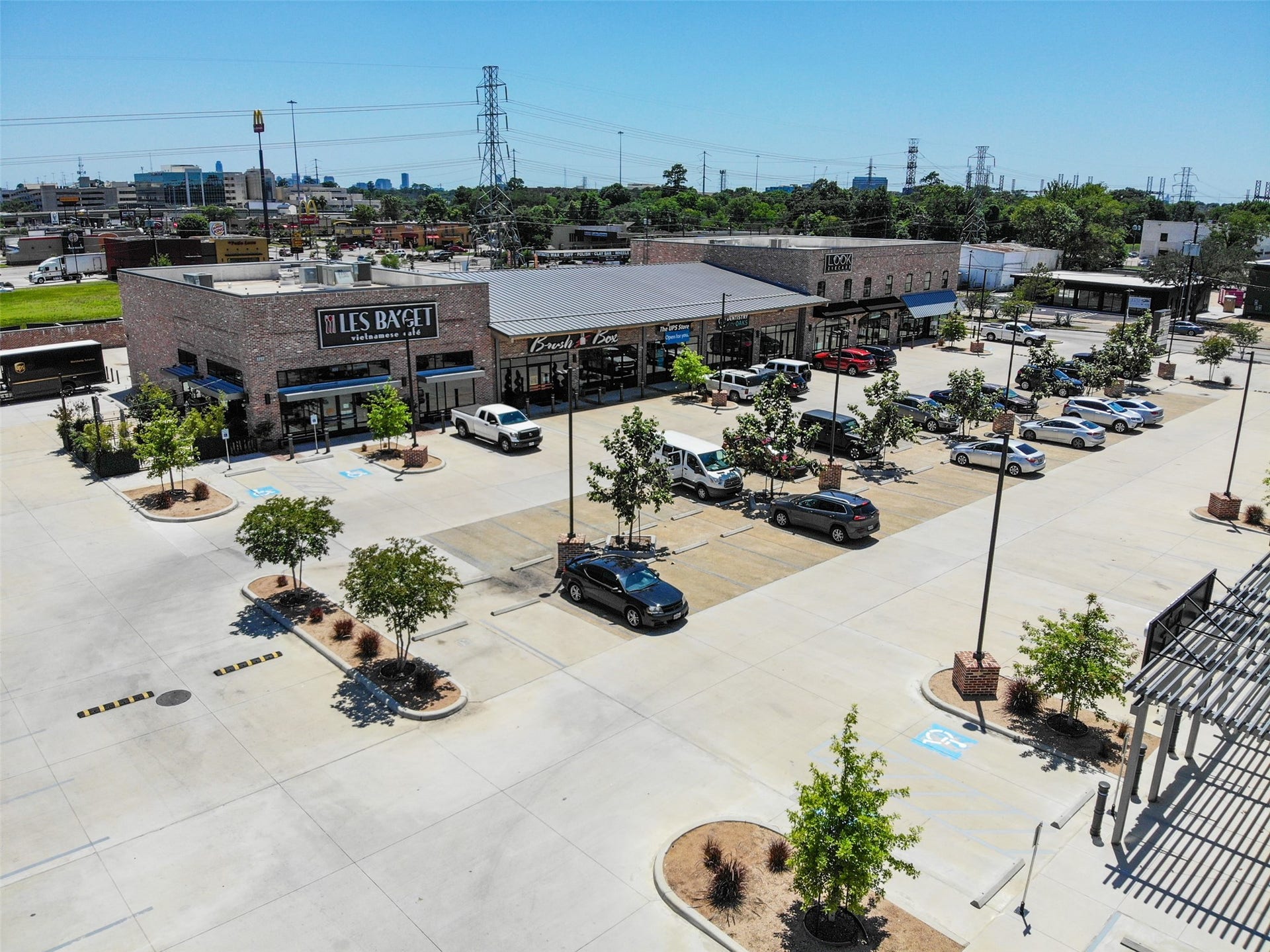 1343 Del Norte Street, Houston, TX 77018 33 1/3 @ 34th street offers yummy cuisine with Les Baget and Bubble Egg, while also offering the comforts of Brush Box, Primp and Blow, and the UPS store.