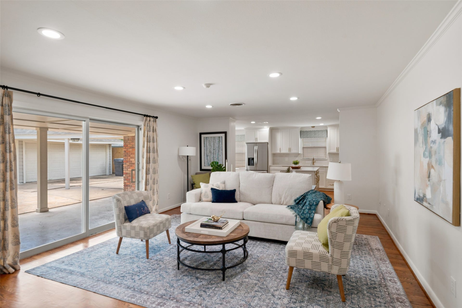 1343 Del Norte Street, Houston, TX 77018 Inviting family room with beautiful hardwood floors, custom built-ins and an easy flow into the kitchen. Sliding glass doors bring in abundant natural light and extend the living space to the covered veranda, two car garage, and backyard.