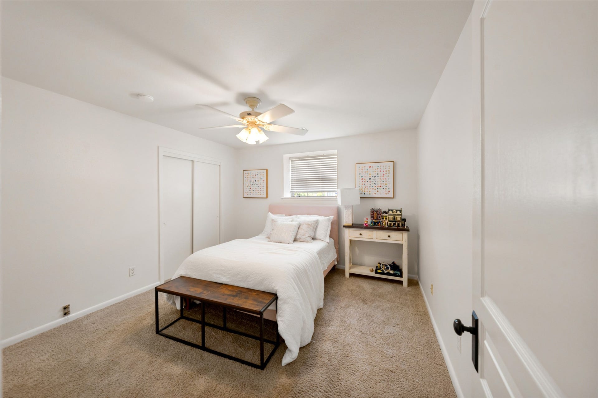 1343 Del Norte Street, Houston, TX 77018 Generously sized secondary bedroom with neutral finishes, ample closet space and plenty of room for a comfortable furniture arrangement.