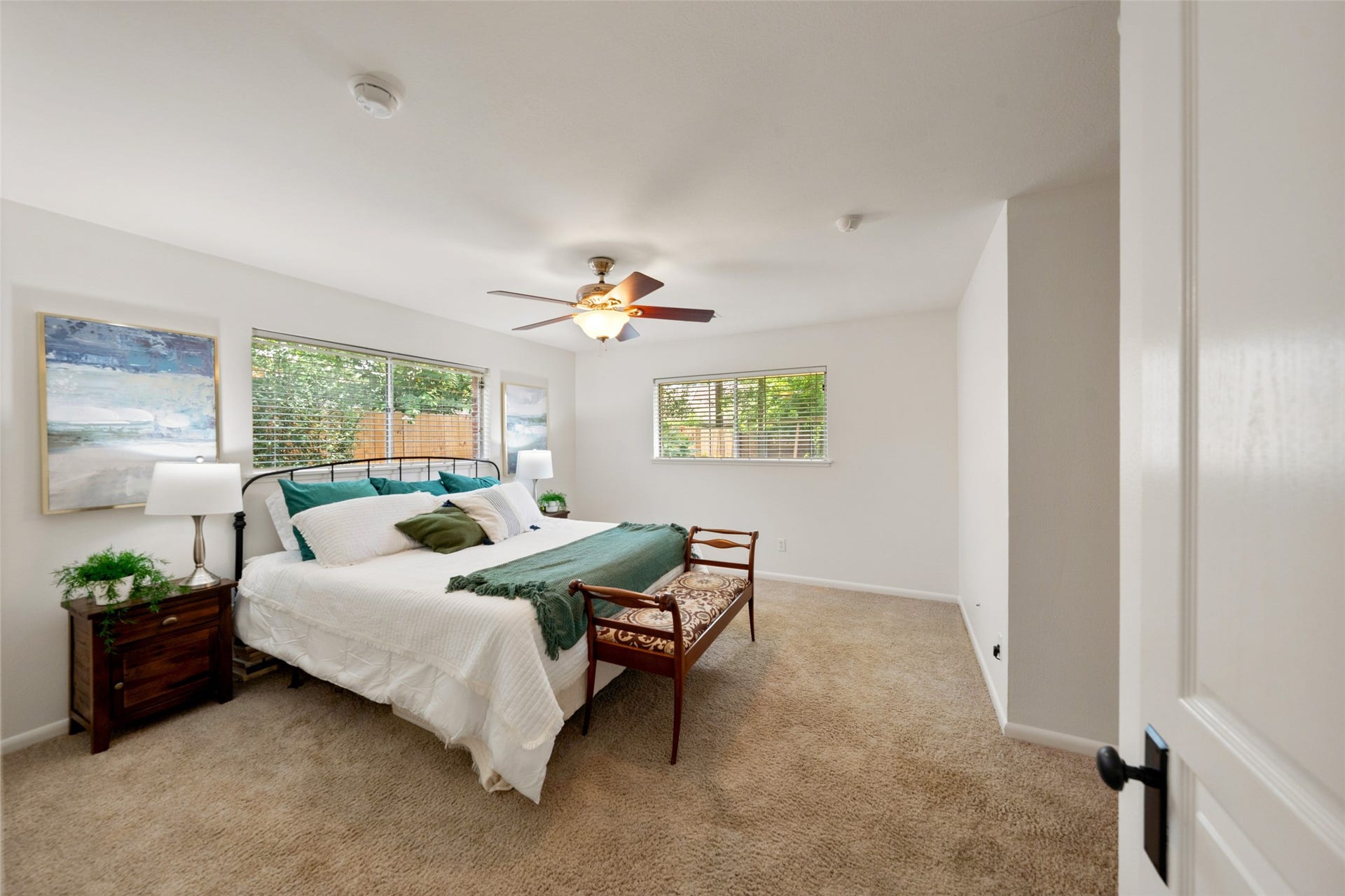 1343 Del Norte Street, Houston, TX 77018 Expansive primary suite with multiple windows overlooking the backyard, abundant natural light and plenty of space for a king-size bed and additional furnishings.