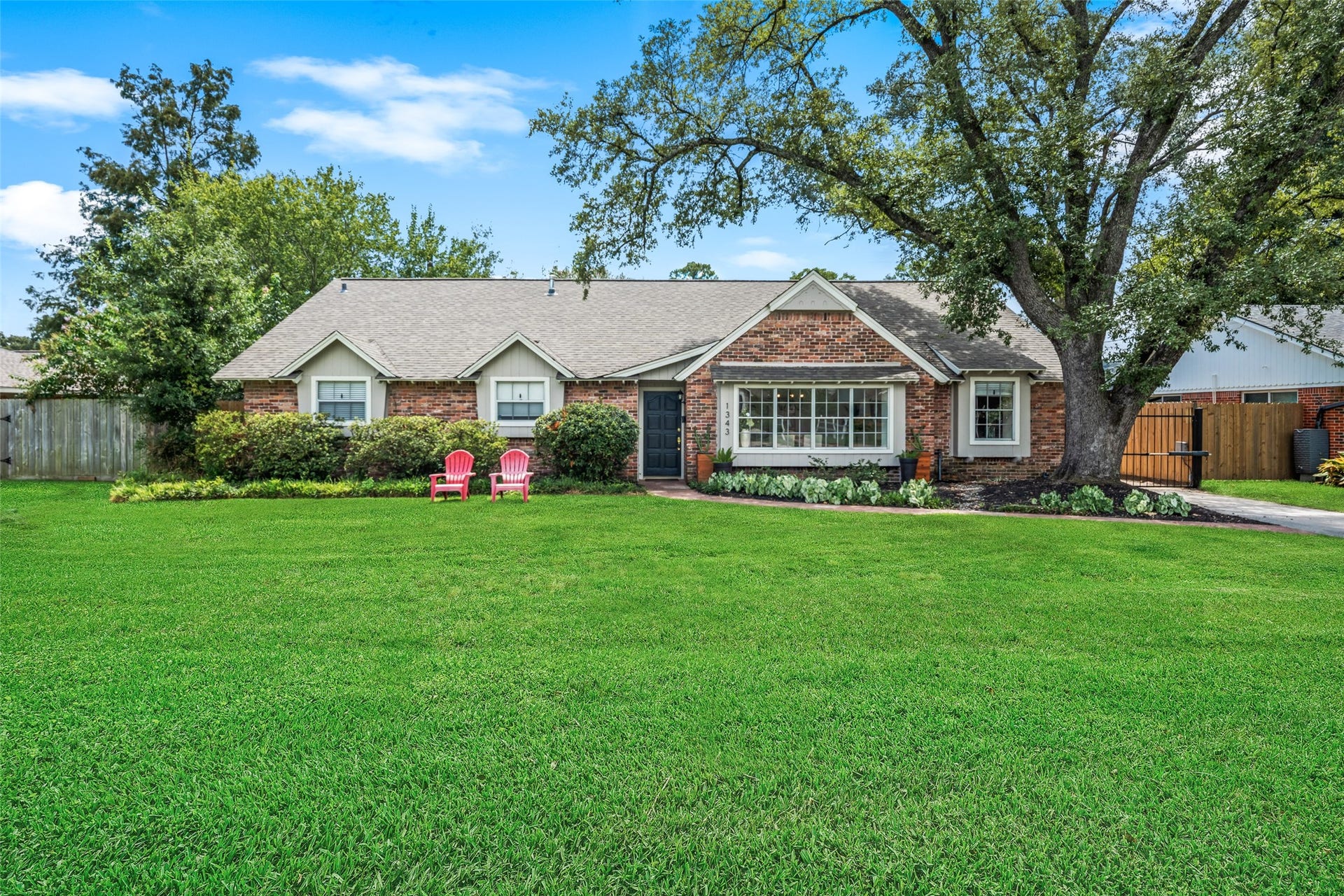 1343 Del Norte Street, Houston, TX 77018 Located in the heart of the Oak Forest Elementary school zone, this home offers distinctive architectural details, abundant natural light from an oversized picture window, and the added privacy and convenience of an automatic driveway gate.