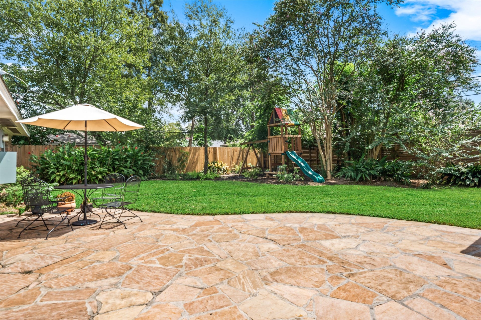 1343 Del Norte Street, Houston, TX 77018 Expansive covered veranda opens to a large stone patio and beautifully landscaped backyard, with plenty of room for outdoor dining, entertaining and play.