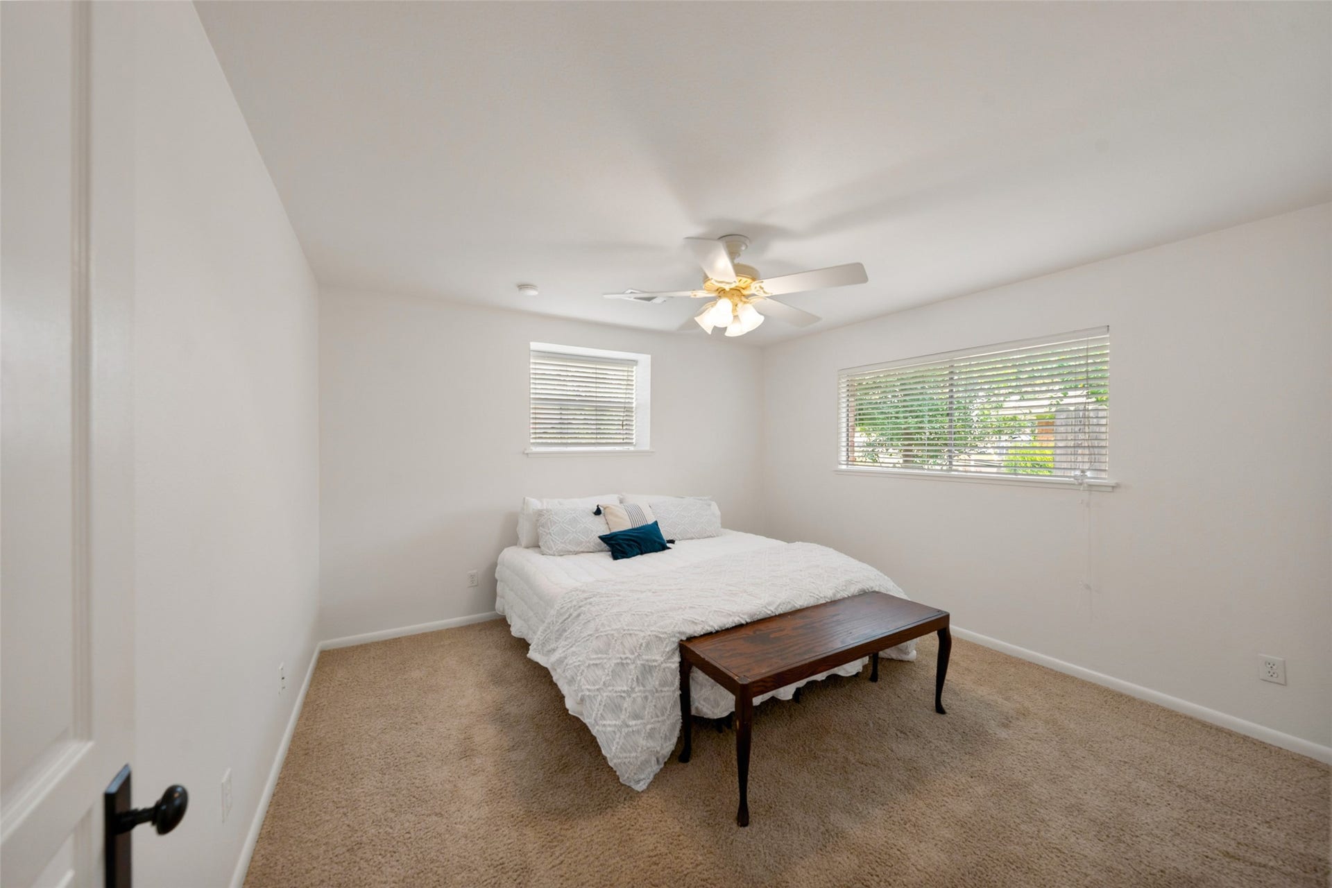 1343 Del Norte Street, Houston, TX 77018 Spacious third bedroom with neutral finishes, abundant natural light from multiple windows and plenty of room for a comfortable furniture arrangement.