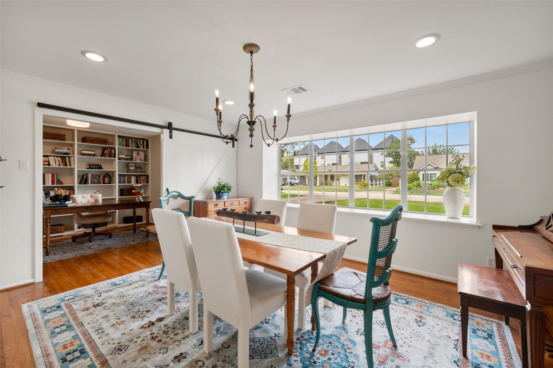 1343 Del Norte Street, Houston, TX 77018 Upon entry, to the right, youll find a light-filled formal dining room featuring beautiful hardwood floors, crown molding and an oversized picture window. A sliding barn door opens to a versatile study nook or home office with beautiful built-in cabinetry.