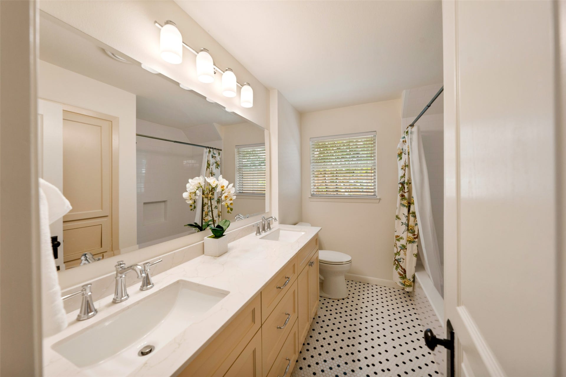 1343 Del Norte Street, Houston, TX 77018 Updated secondary bath features a long dual-sink vanity with generous counter space and storage, contemporary fixtures and a tub/shower combination.